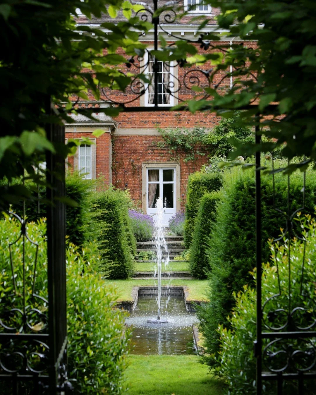 I&rsquo;ve always been drawn to gardens that reveal themselves slowly. Here, a strong central axis and formal structure guide the eye, drawing you through the space towards the water feature beyond. Clipped hedging provides clarity and rhythm, while 