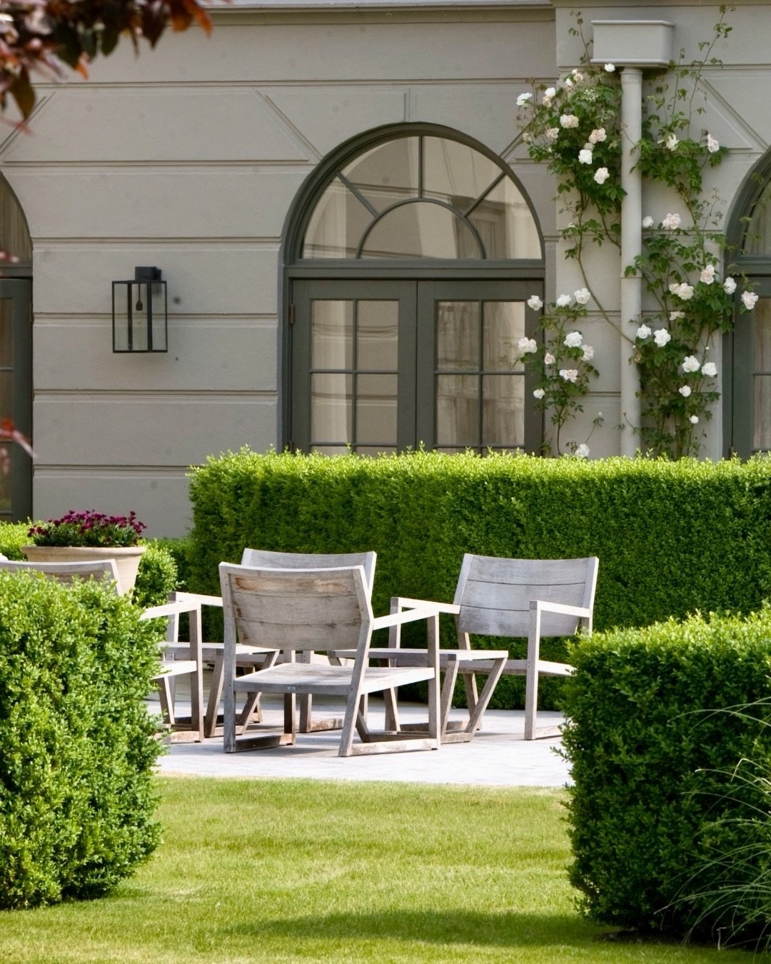 You know that moment when you step outside and realise the garden is exactly where you want to be? Seating catching the sun, climbing roses softening the house behind, and everything feeling calm and easy. I often design gardens thinking about these 