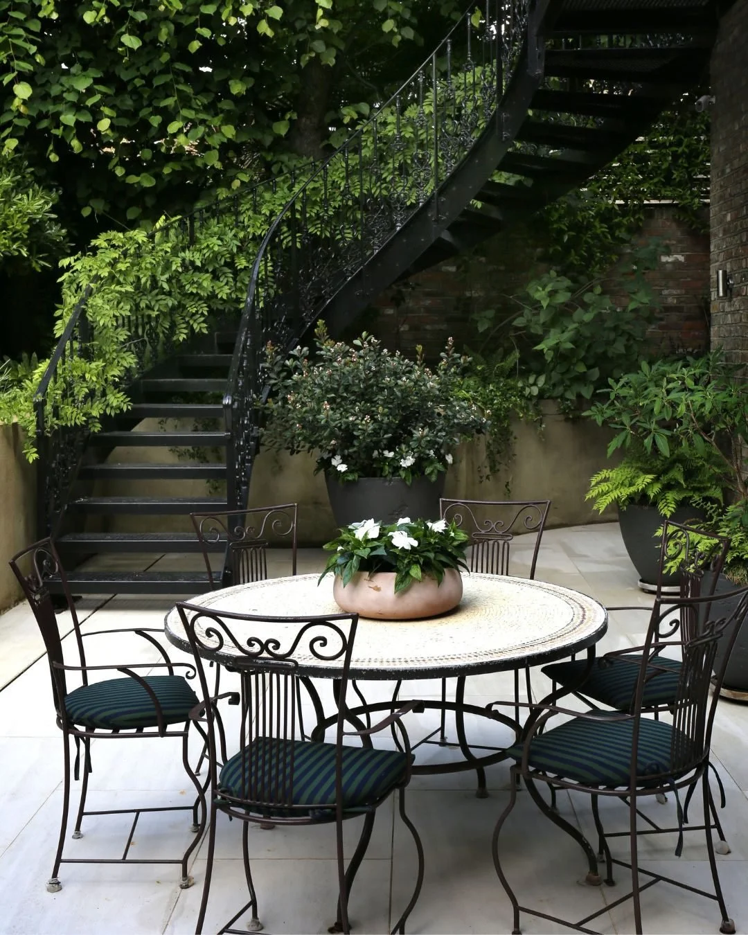 Designing this Notting Hill garden was an exercise in balance creating a space that feels calm and intimate, yet capable of hosting and evolving with the life of the house.

The brief called for flexibility: a sheltered area for yoga, a dining space 