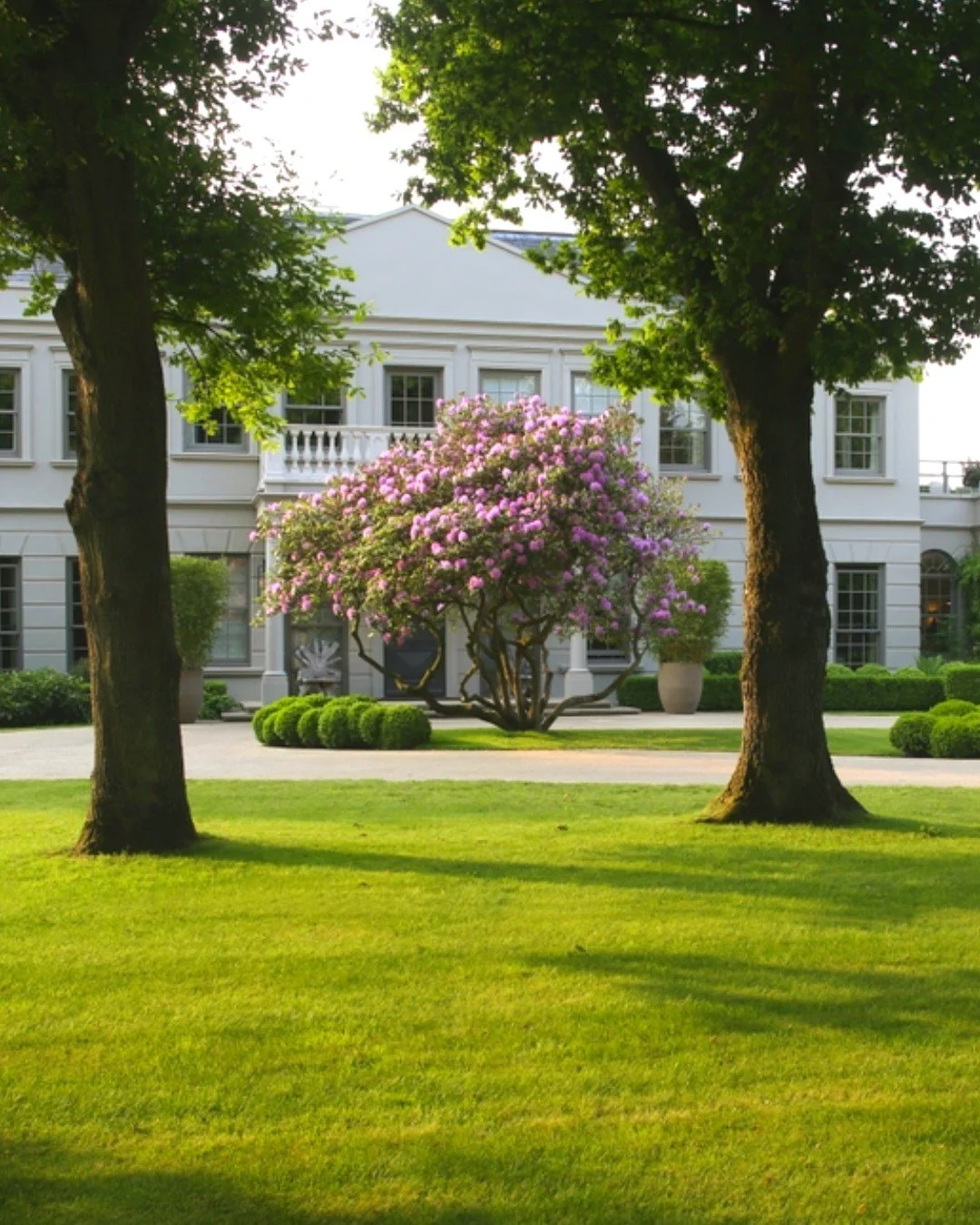 One of the things I love most about this garden is the feeling of space. From the moment you arrive, the front and back gardens are designed to frame the house while sitting naturally within the surrounding landscape.

Sweeping lawns, thoughtful stru