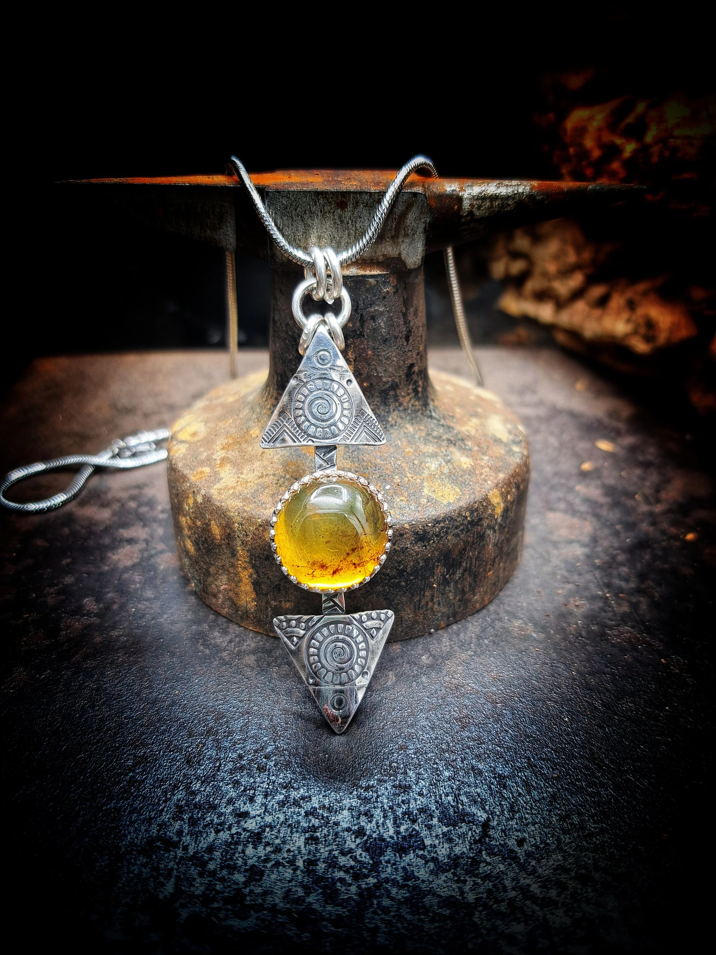 Talisman "Le phare dans la nuit"  en argent et Ambre