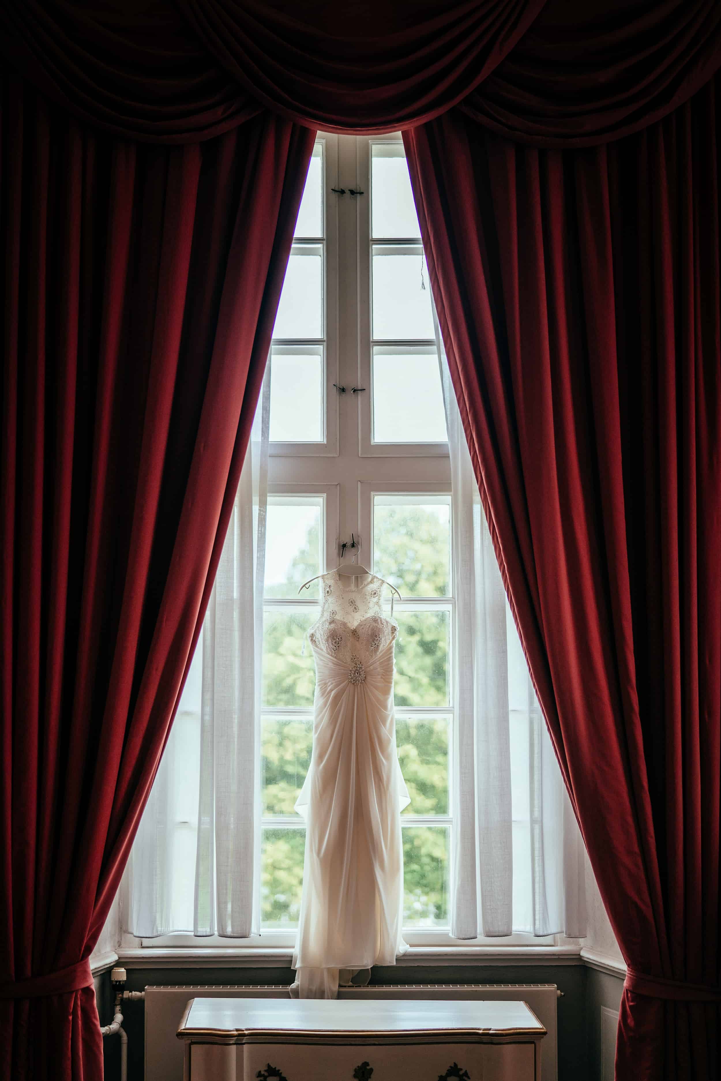 kjole-hænger-i-smukt-vindue.jpg_1.jpg