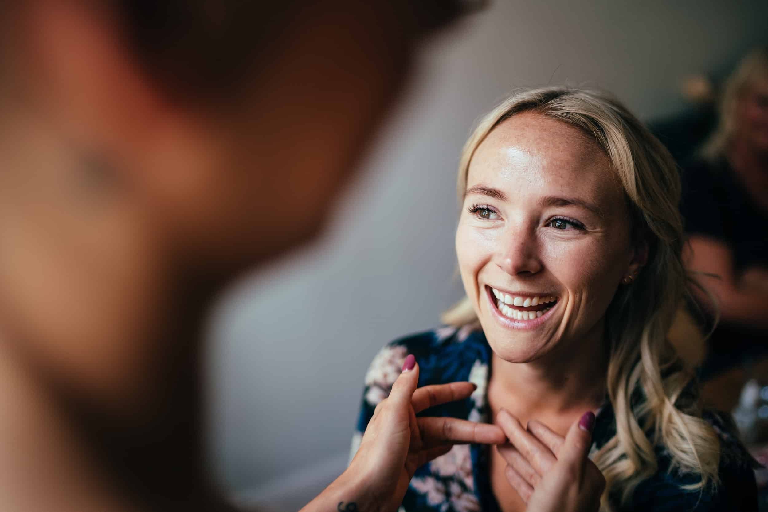 brud-får-lagt-makeup.jpg