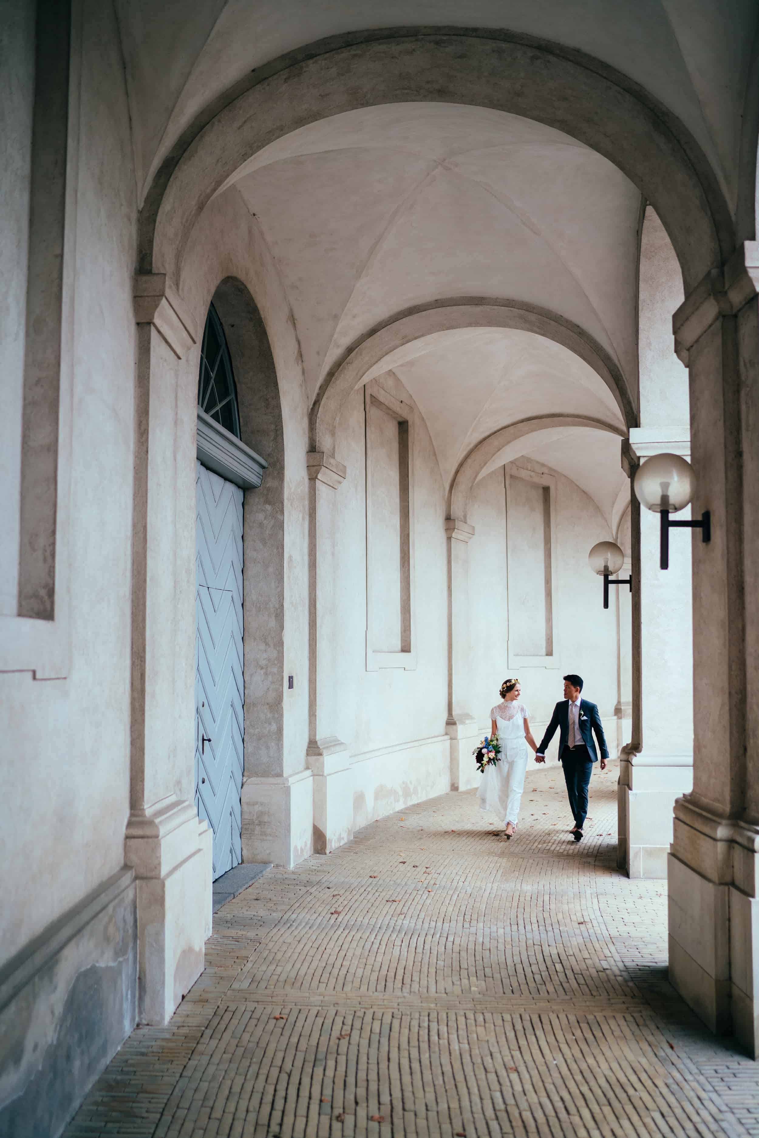 brudepar-under-søjlegangene-ved-christiansborg.jpg