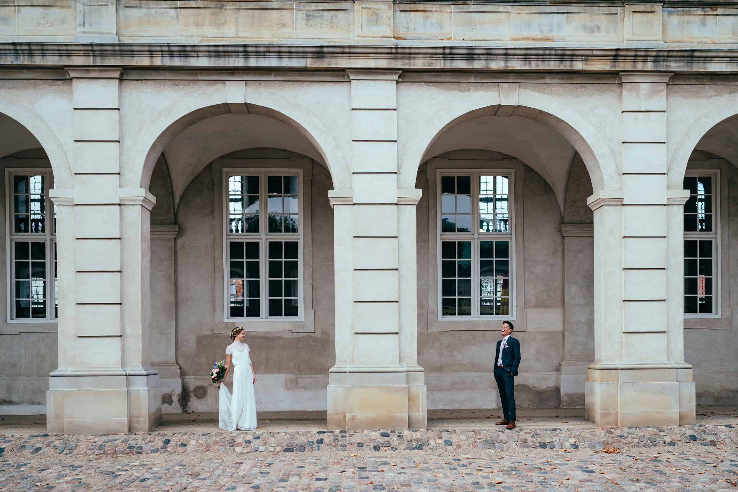 brudepar-ved-christiansborg-søjlegangene-christiansborg.jpg