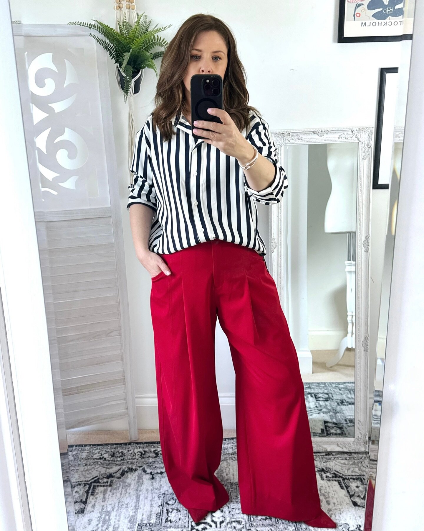 Match your shoe colour to trousers and pair with stripe shirt for an 'old money' look. 😀❤️
Shirt @hm 
Trousers @me_andem 
Boots old.
.
.
.
.
 .
.
.
#meandem #lisaoshaughnessy #alwaysstylish #redtrousers #oldmoneyaesthetic #personalstylistlondon #lon