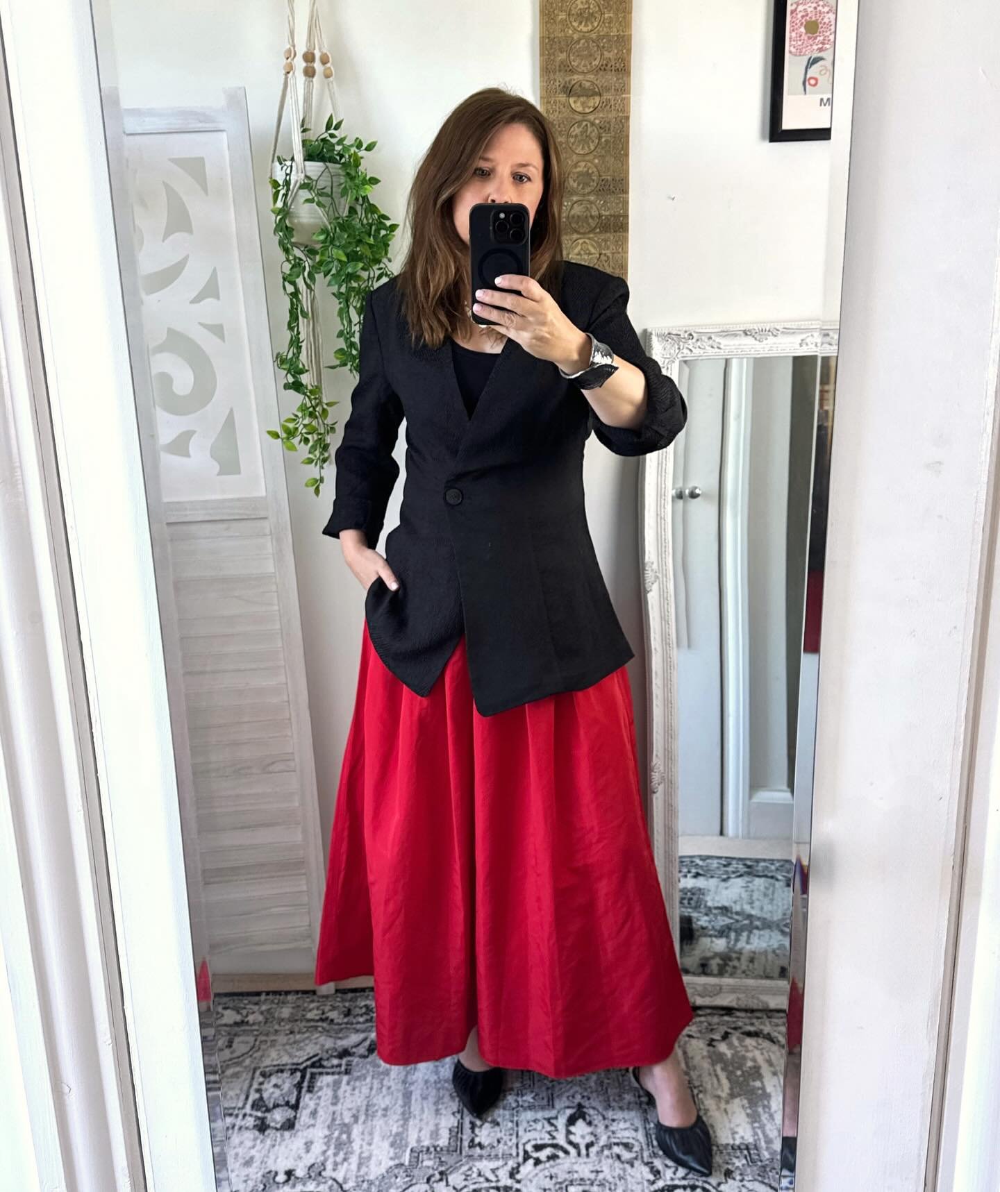 A couple of outfits worn this week, based around my new bargain jacket see stories. Balancing out padded shoulders with a full skirt and barrel leg jeans. Here I'm all about a balanced silhouettes. 😀 
.
.
.
.
.
.
.
.
#alwaysstylish #personalstylist 