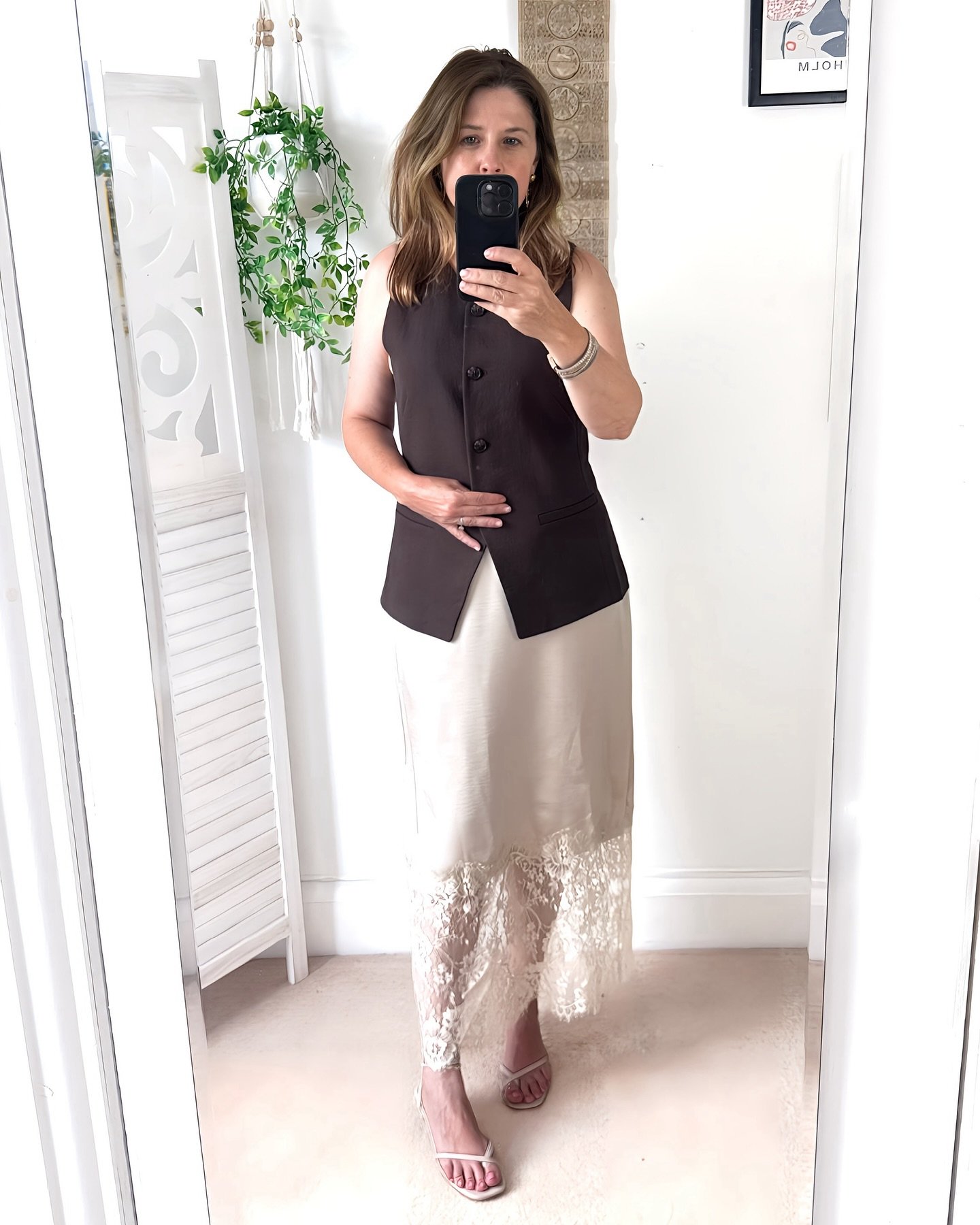 Styling up a lace hem slip skirt. A great option if you like sheer skirts, but with less emphasis on the sheer!🙂 
.
Skirt Next 
Bag Polene
Earrings Sezane
.
.
.
.
.
#personalstylistlondon #laceskirt #lisaoshaughnessy #personalshopperlondon #fitcheck