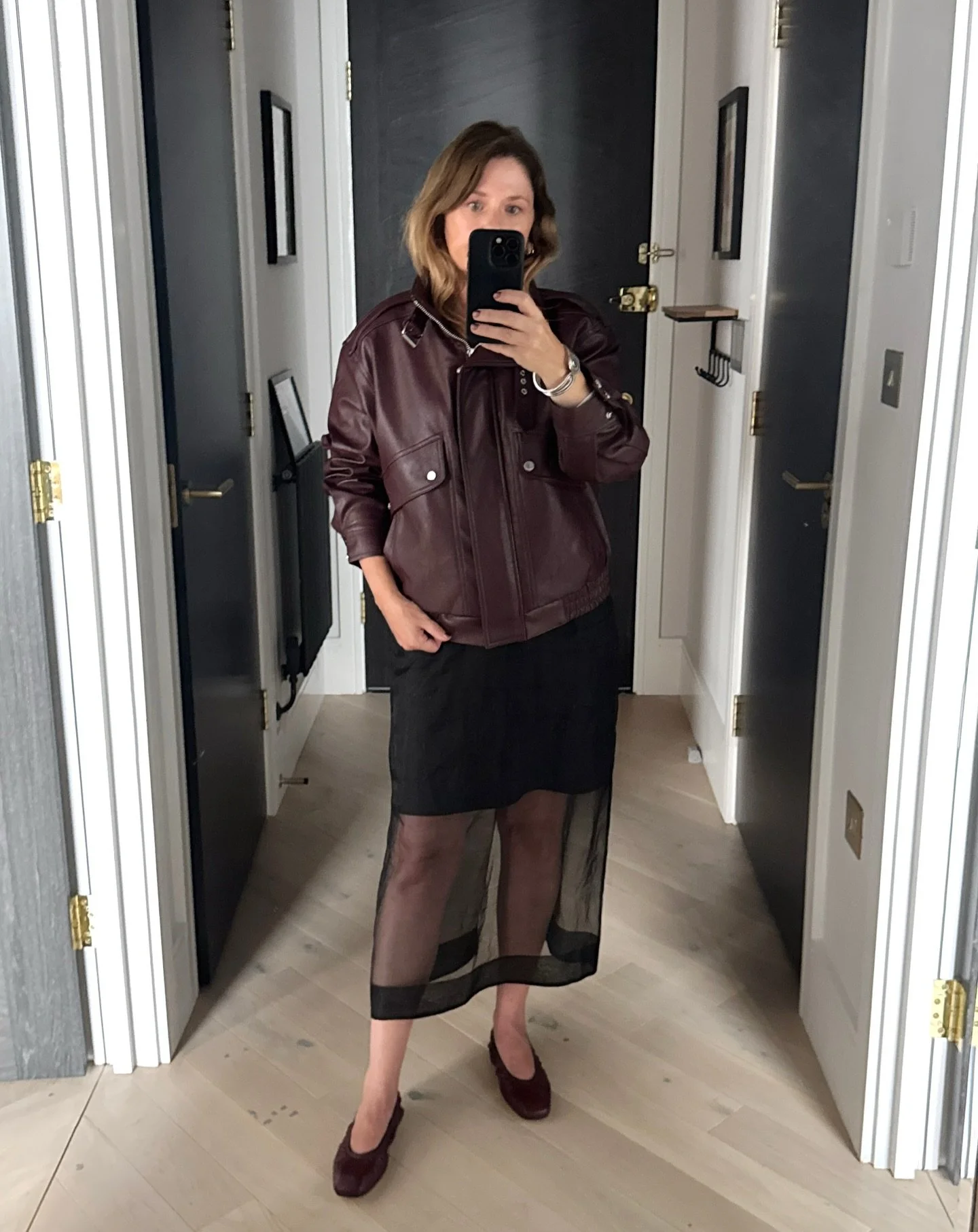Making the most of the mirror in the Airbnb  I&rsquo;ve been staying in this week.🪞We are having building work and the dust was horrific, hard to breathe, and even making me lose my voice at one point. 😳

Here are some snaps of outfits mixed in wit