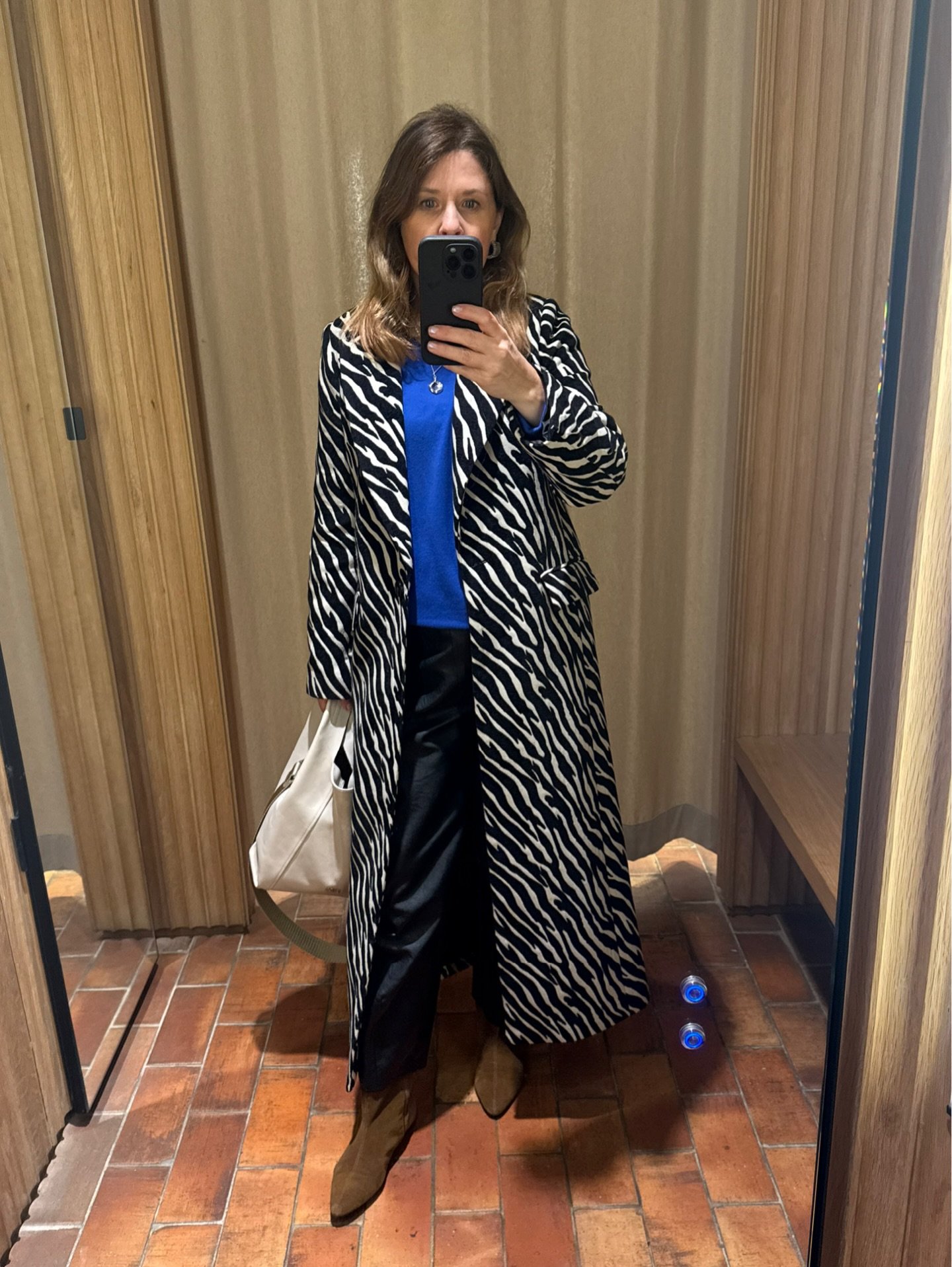 The 🦓 is on again and is a trend for this year, but one thats cyclical, so can be worn for years to come.

Styled with 💙 to make it pop. 👉🏻 swipe to see other looks courtesy of Pinterest's. 

One aspect of my wardrobe edit service at your home is