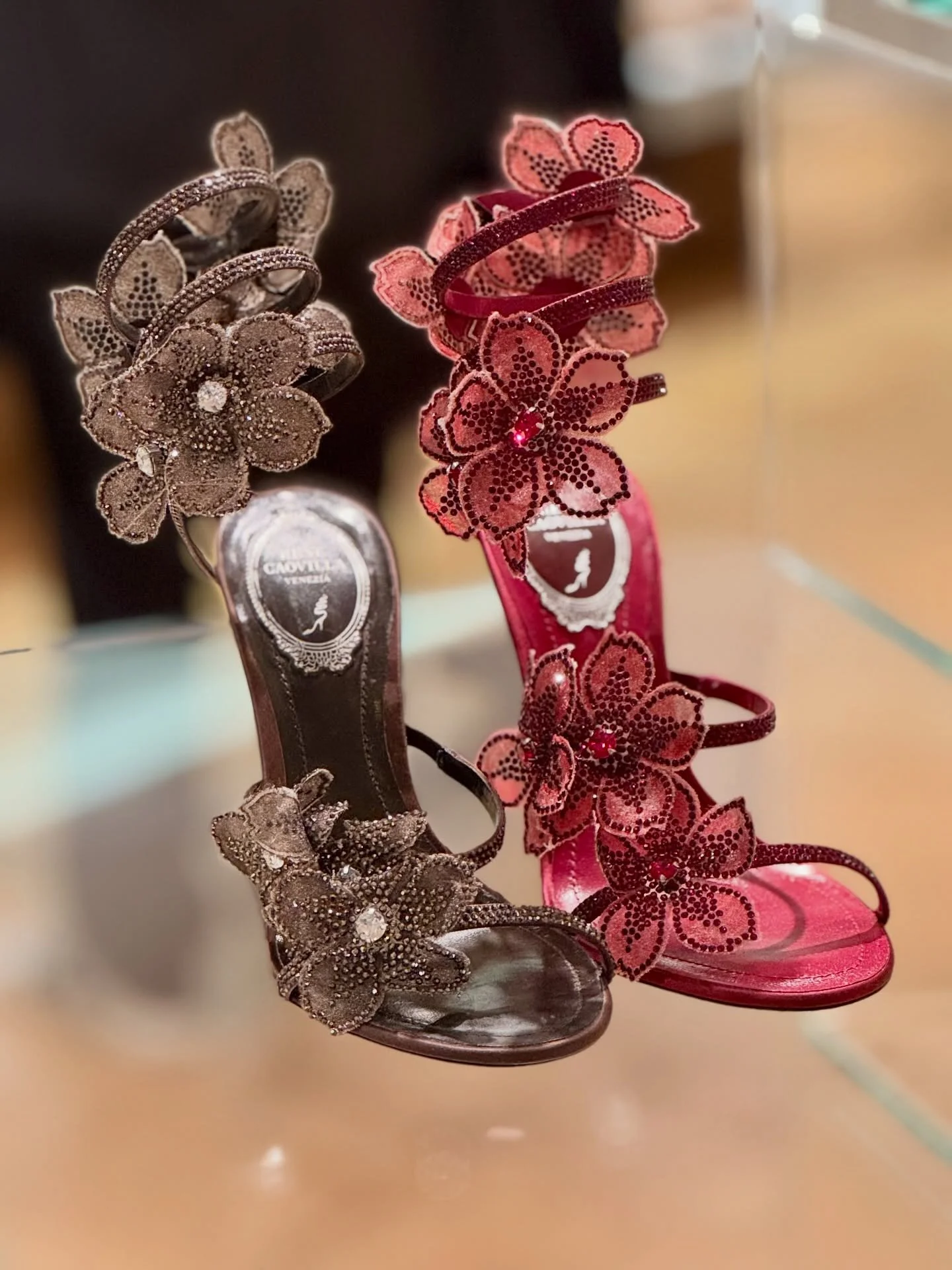 As a personal stylist, I see a lot of magpie approaches to personal style ✨ Statement pieces like these shoes and handbags and they are absolutely gorgeous - DM if you would like to know where they are from - but do you have anything to go with them 