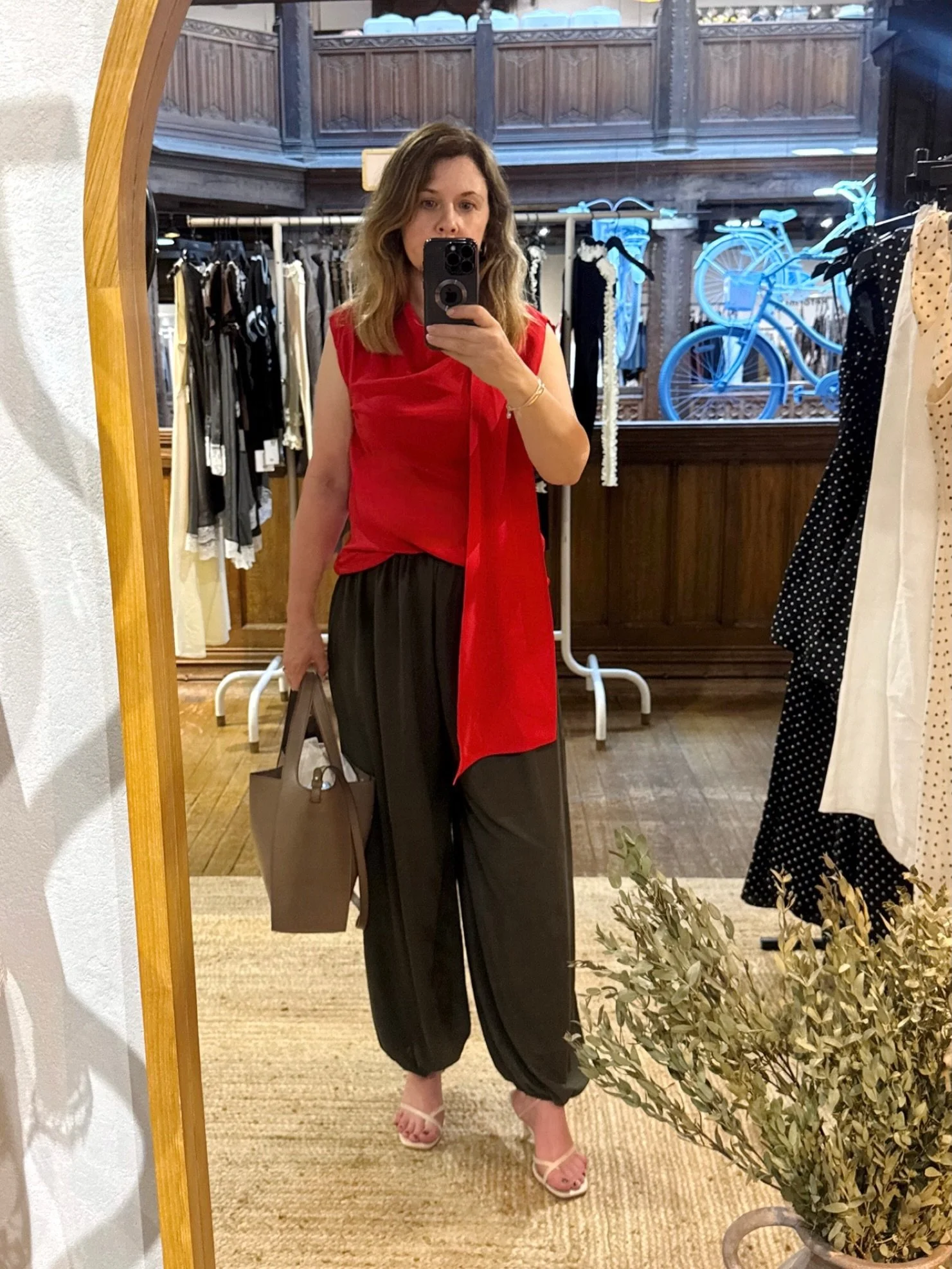 Balloon trousers are the trouser of the season and they work brilliantly in the heat. 🌞 There are lots of styles around, so if you&rsquo;re unsure about them, choose a pair with less volume, especially if petite.

Here are a couple of khaki green lo