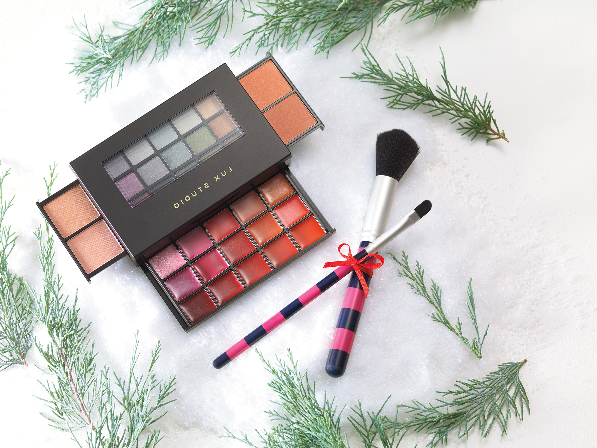 FS-HolidayStills_GiftsofMakeup_0048.jpg