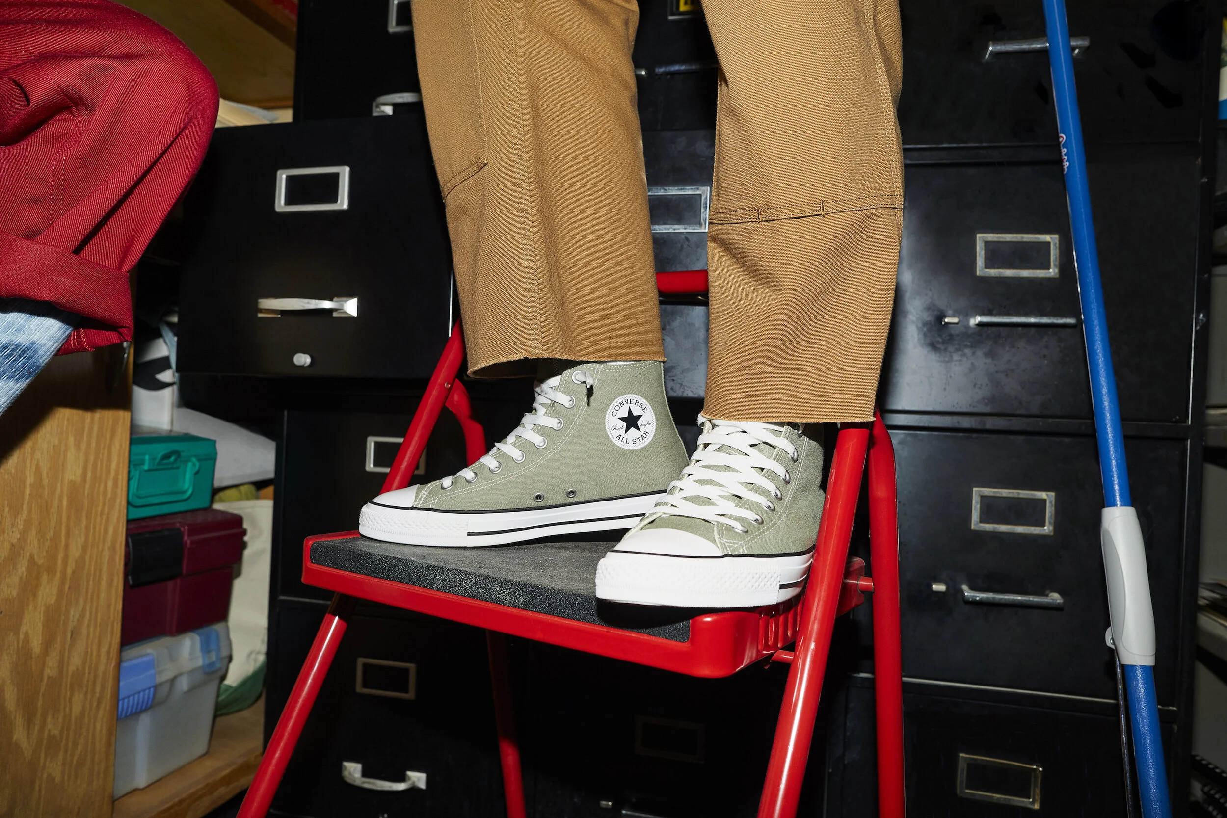 FA19_ChuckTaylorAllStar_SeasonalColors_Hi_JadeStone_KneeDown_164933C.jpg