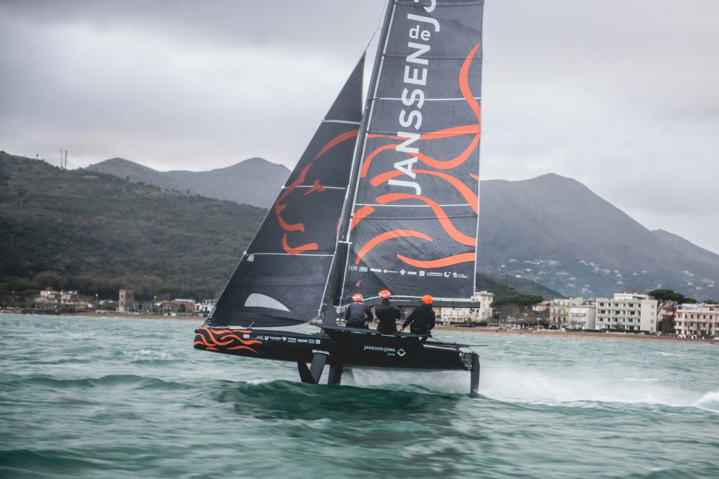 Sterke eerste dag voor Team DutchSail - Janssen de Jong bij Youth Foiling Cup