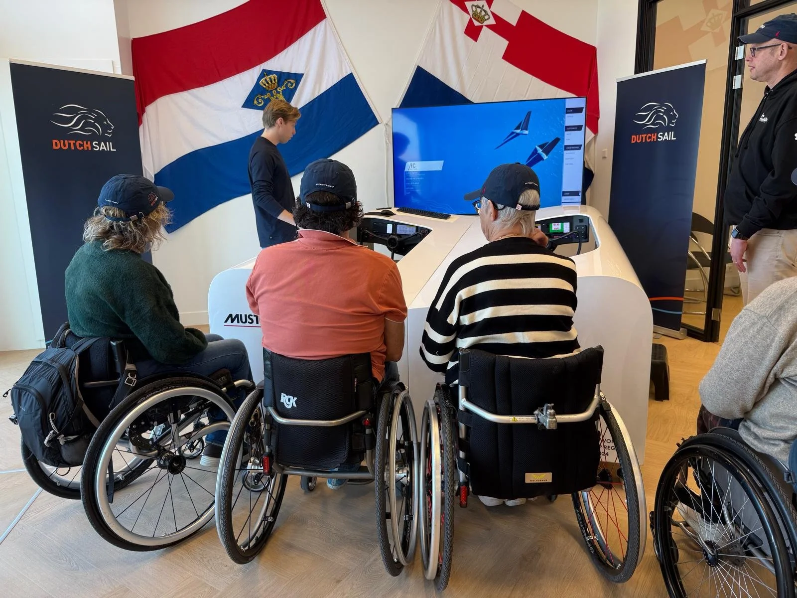 Primeur: parazeilers ontdekken AC40-simulator bij DutchSail