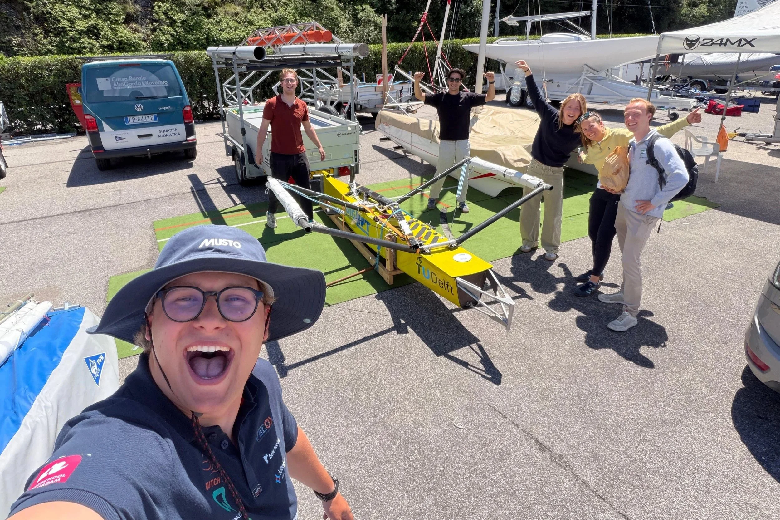 Vliegen op vlas en skistokken: Team Velox rondt eerste fase SuMoth Challenge af