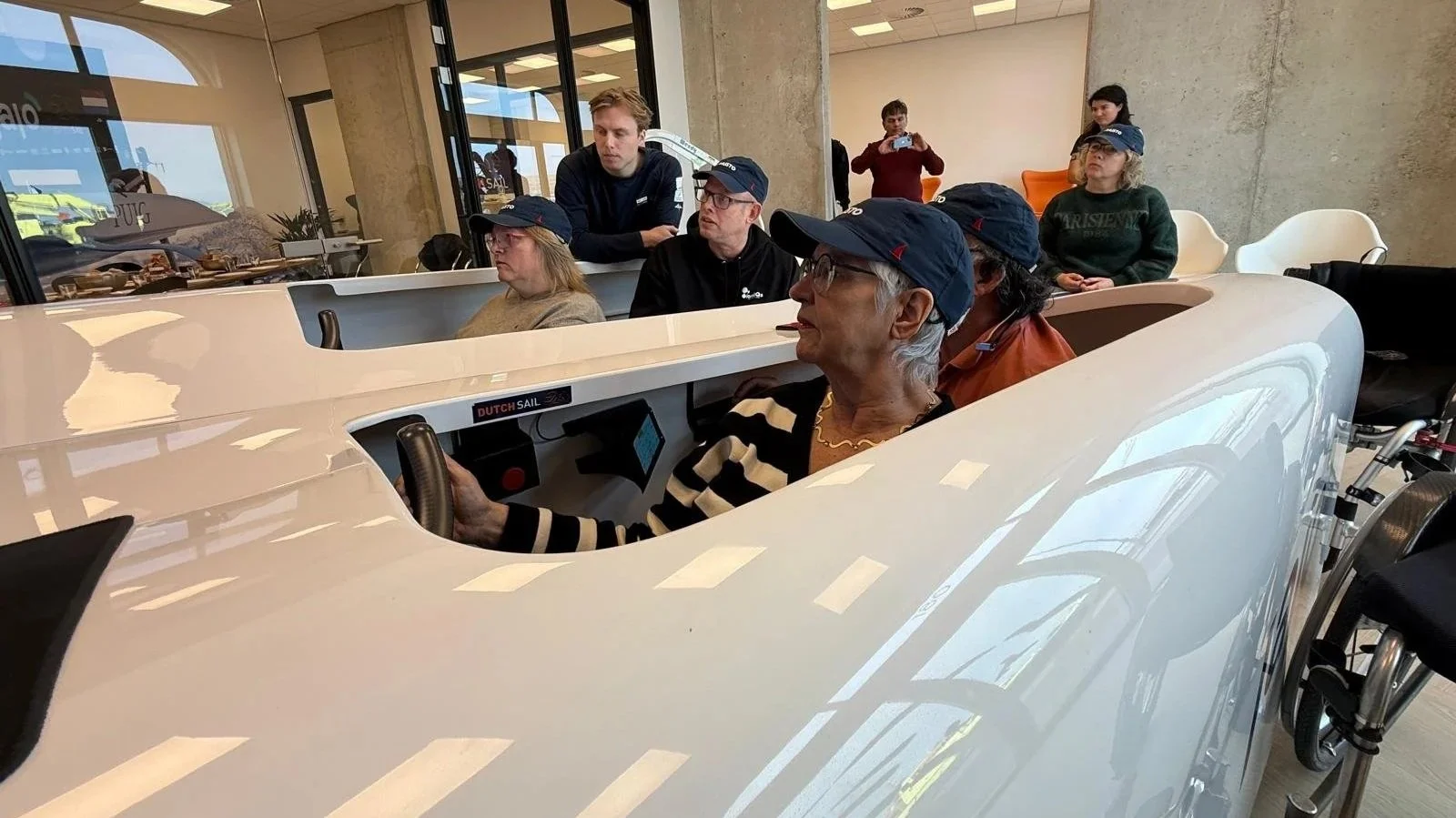 Primeur: parazeilers ontdekken AC40-simulator bij DutchSail — DutchSail