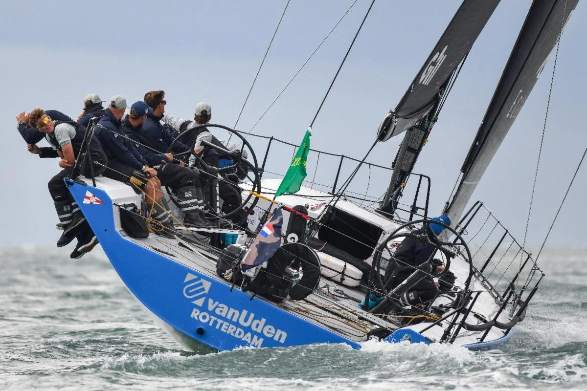 ROST pakt overtuigend leiding in Admiral’s Cup-klasse tijdens Fastnet Race