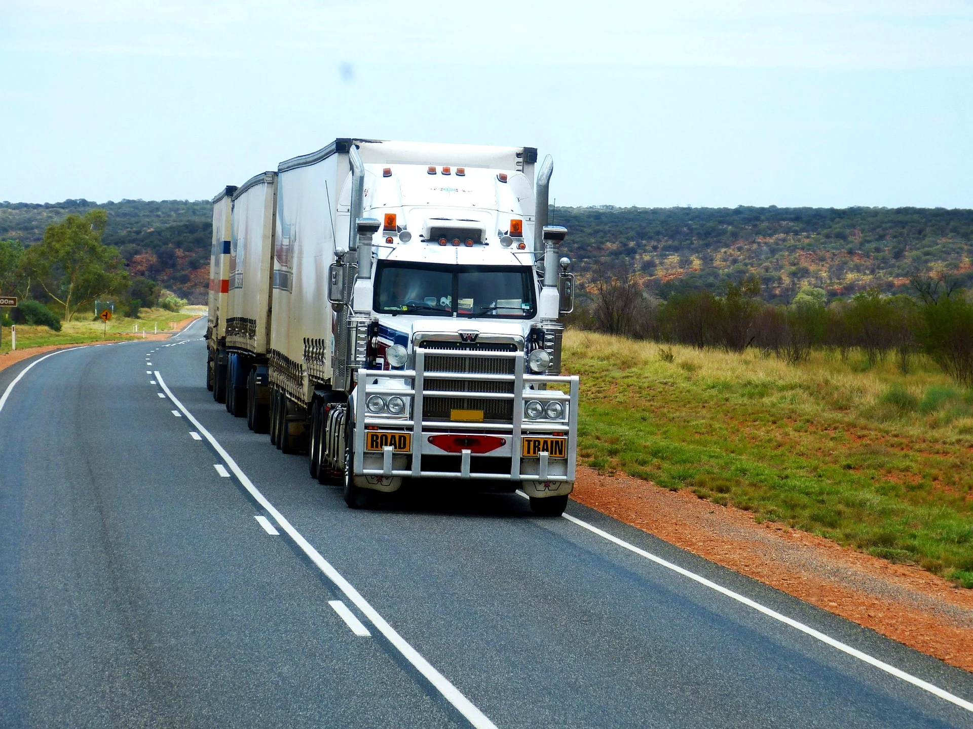 semi-trailers-534577_1920.jpg