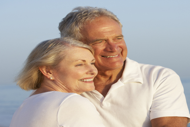 oldercouplebeach640x426.jpg