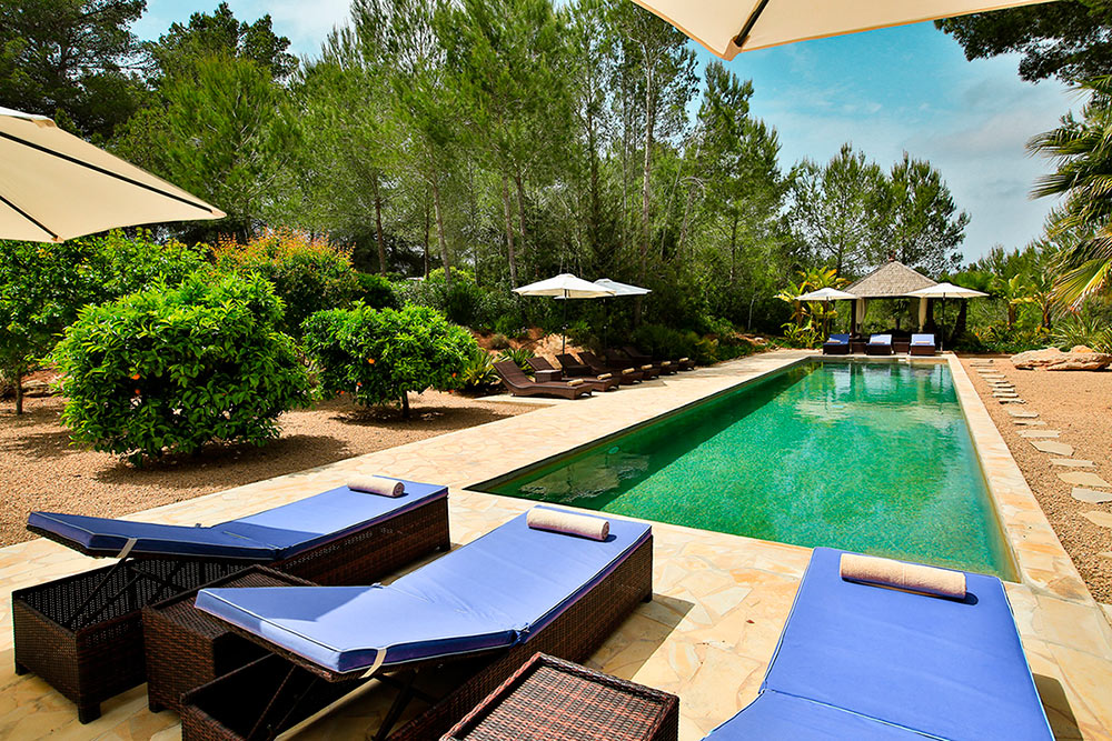 can_amonita_Ibiza_pool