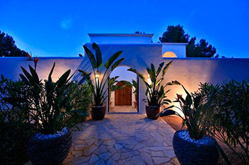 Can_amonita_night_time_entrance