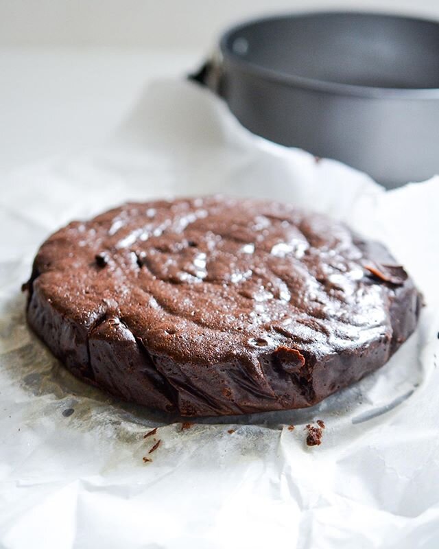 So many flourless chocolate cake recipes have you separate the eggs and whip the egg whites to fold into the chocolate batter. The whipped whites produce a nice fluffy texture but sometimes I just don&rsquo;t want to go to the trouble
.
.
That&rsquo;