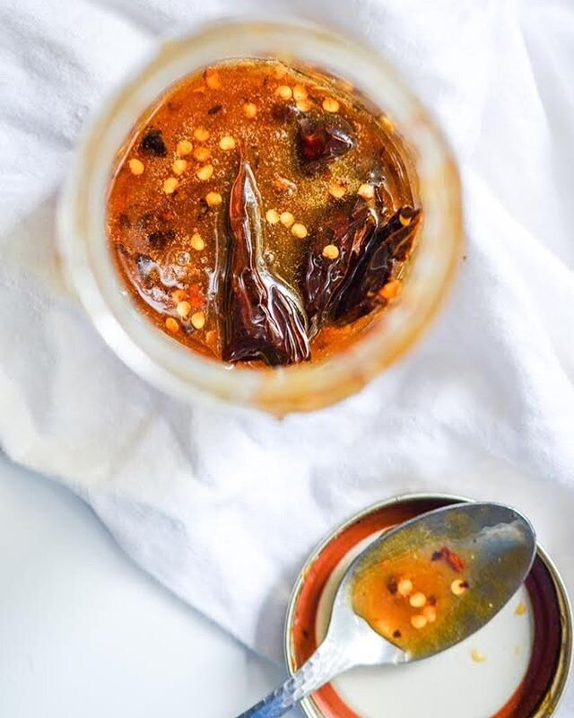HOT HONEY 🍯 .
.
Simmer dried or fresh chilies and chili flakes in honey and you&rsquo;ve got it. I prefer to eat with biscuits or some Hot Honey Hot Fudge sauce (recipe coming soon!!)
.
.
.
.
.
.
.
#hothoney #newmexicanchilies #driedchilies #chilifl