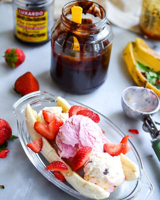 HOT HONEY HOT FUDGE
.
.
The recipe for hot honey hot fudge sauce is up on Panza-baby.com! The link is in my profile! 🍦🍌
So good on sundaes or banana splits. Maybe with some @mcconnellsicecreams ? 
What flavors would you choose for your banana split