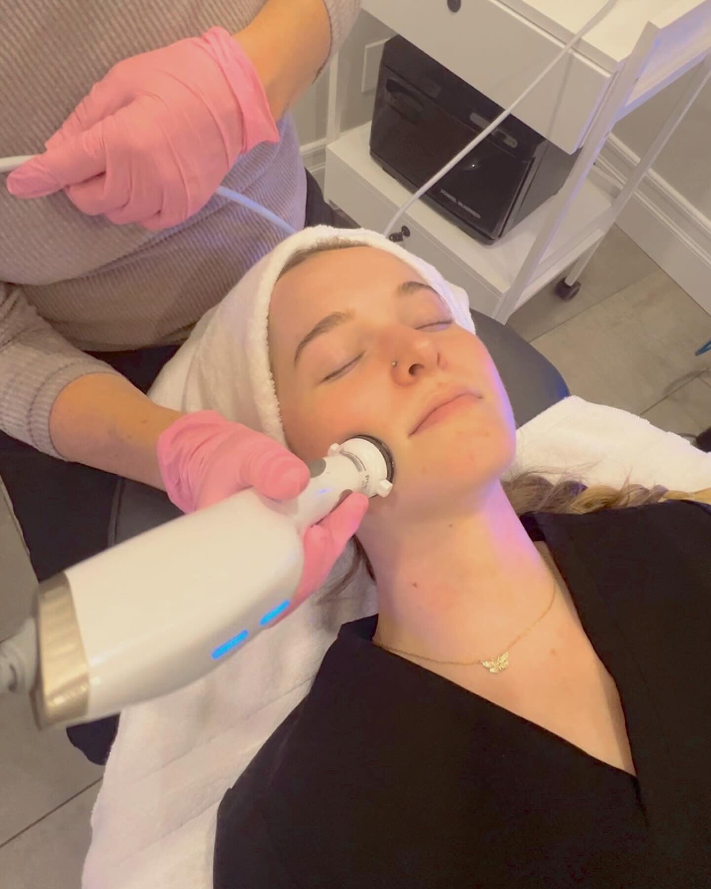 The PlasmaClear: ✨
A quick and effective option for people struggling with acne or hyperpigmentation. The Plasmaclear breaks down bacteria beneath the skin, brightens the skin tone, and promotes collagen growth. Pair it with a Celluma blue light ther