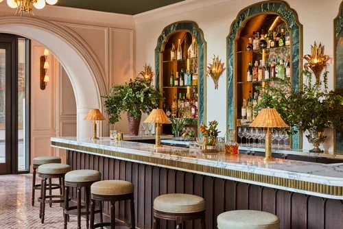RESTAURANTS / LOUNGES / CLUBS