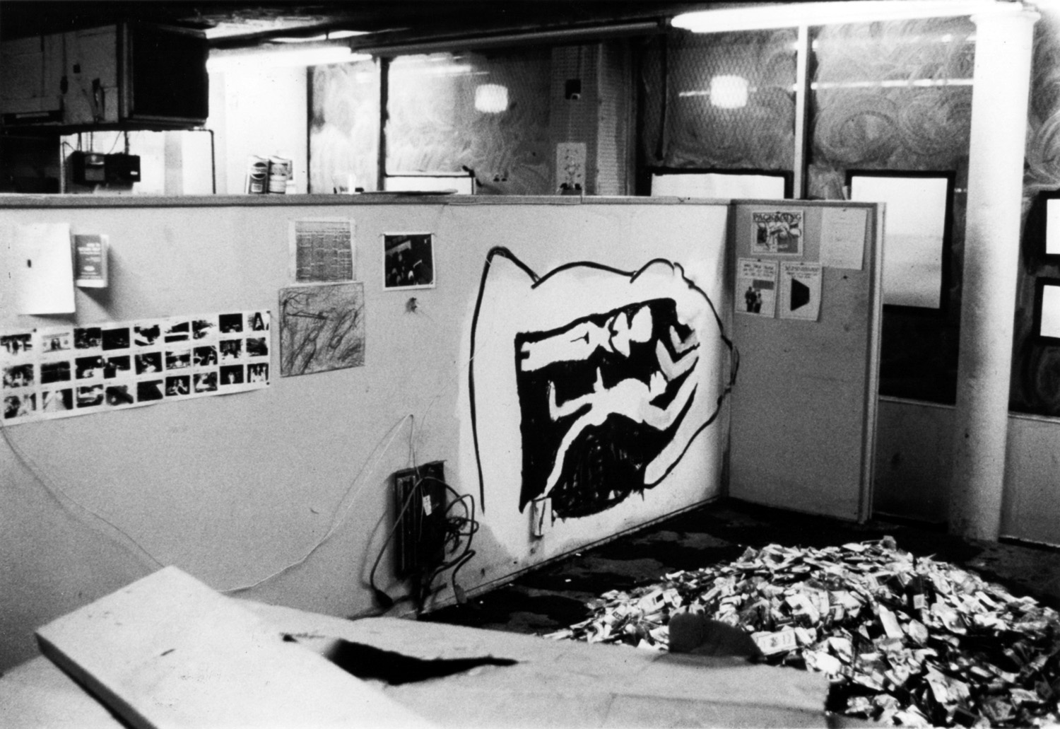Installation view: Mike Glier's wall painting; on the floor, Dead Packs by Bobby G. Photo by Christof Kohlhofer