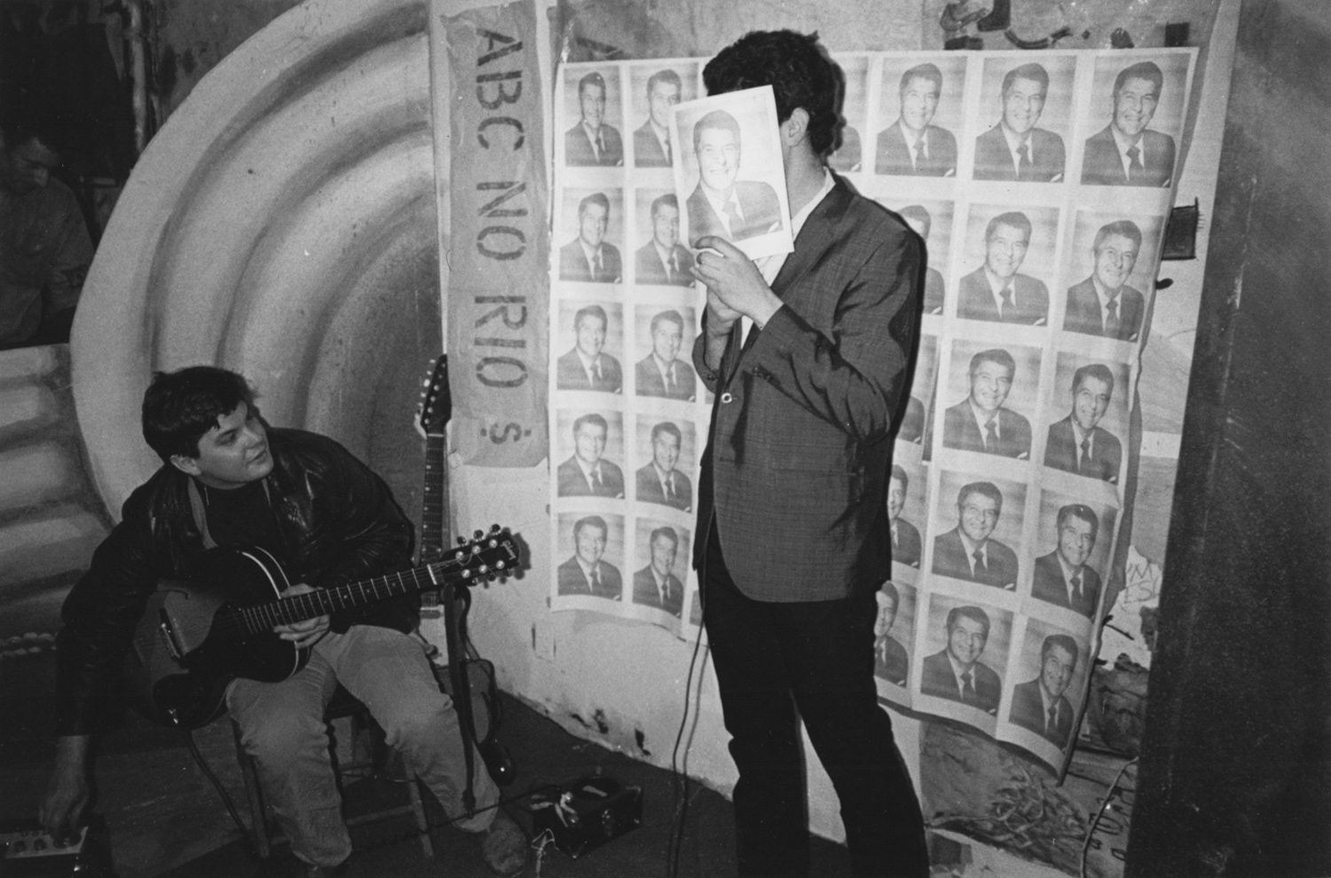 Joseph Nechvatal plays guitar as Leonard Abrams emcees the live show at the Inaugural Reaction. Photo by Tom Warren