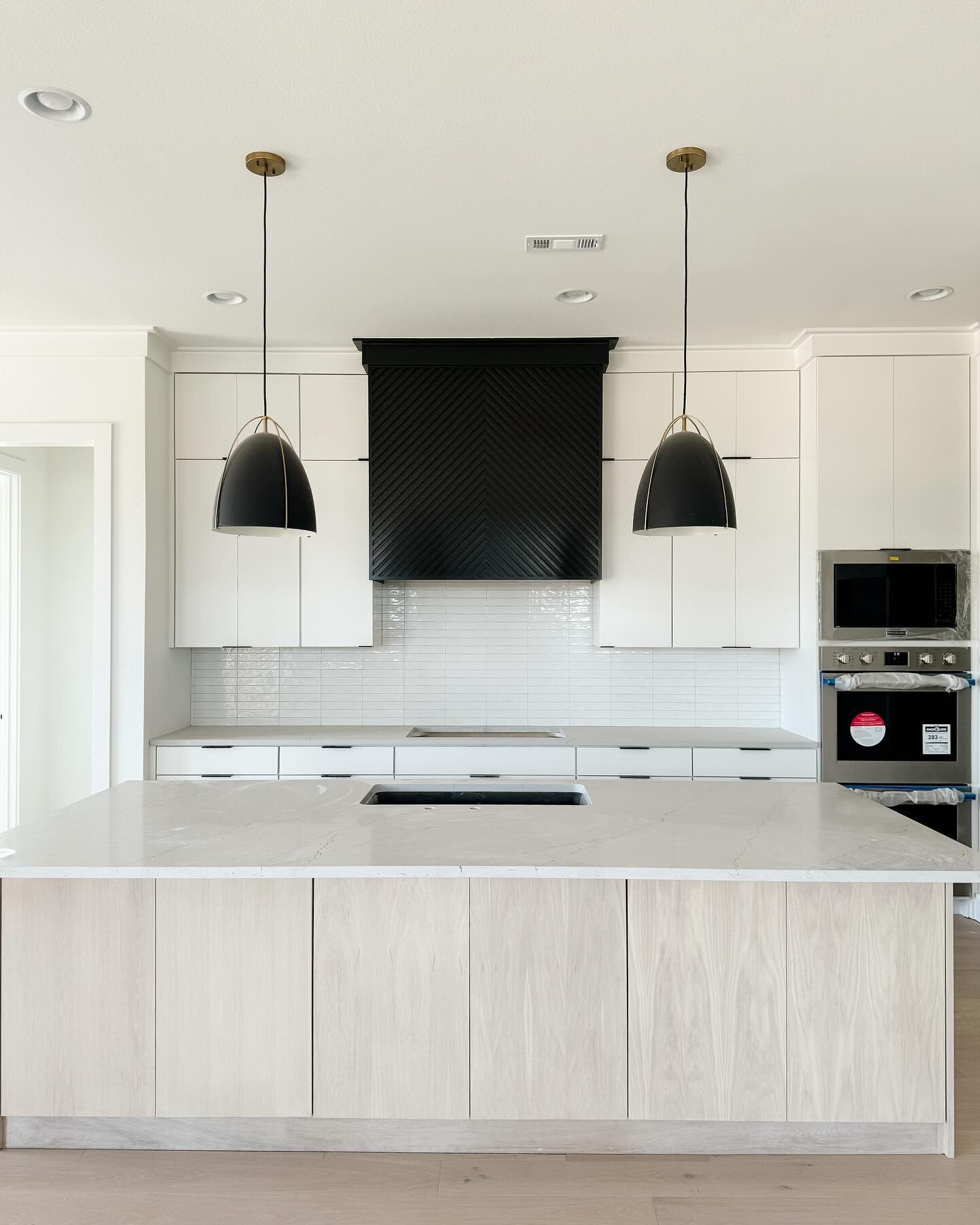 Can we take a moment to appreciate this custom hood on this kitchen? I mean WOW! These cabinets hit it out of the park! Thanks @lucasingui and @lornaingui for bringing this vision to life! Loving this collaboration 😍