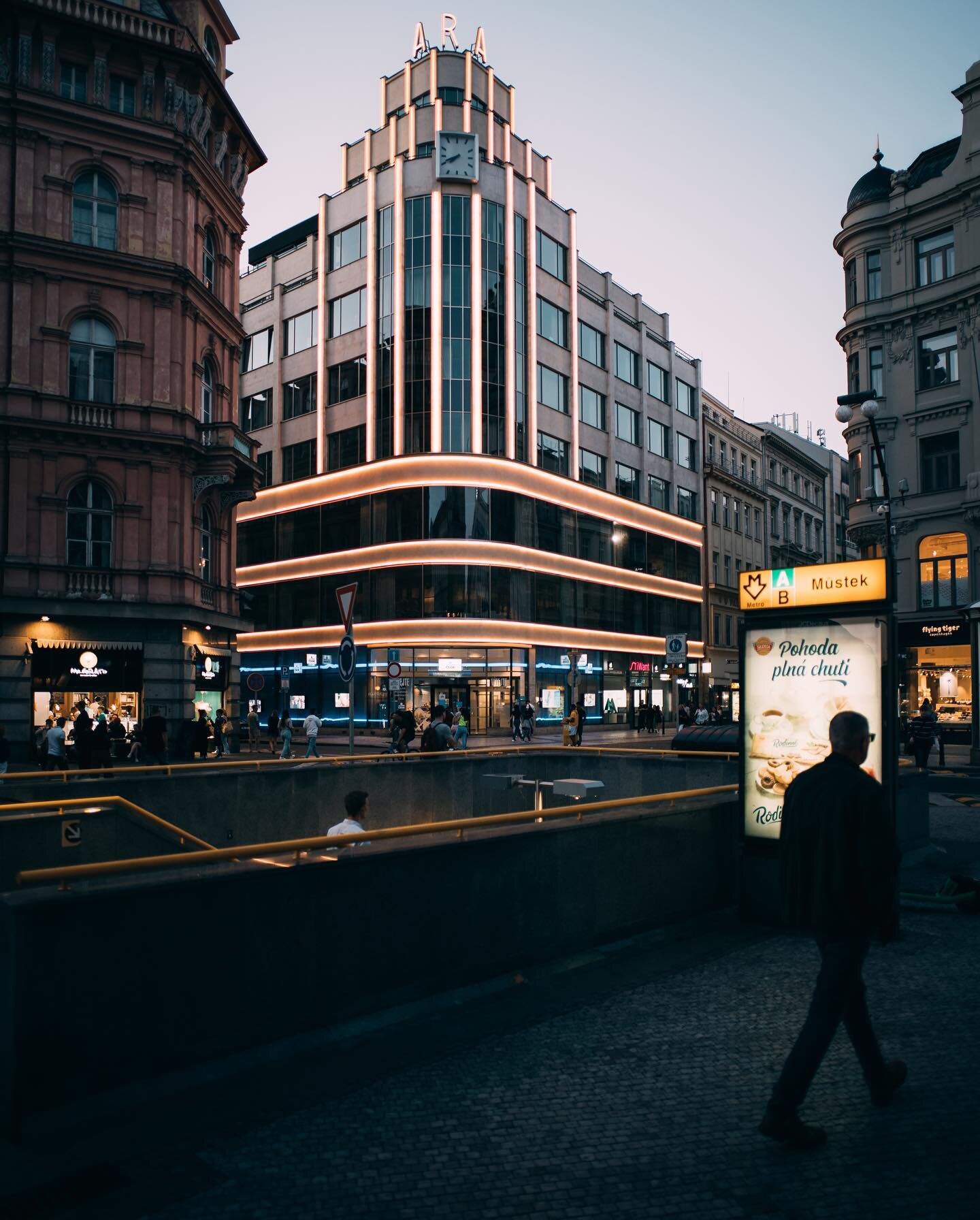 Blue hour time with the Voigtlander 21mm VM F1.4 + Leica SL2s in Prague Czech Republic 

#leicasl2s #voigtlander21mmf14 #voigtl&auml;nderlenses #leicaprague #praguestreets #czechrepublicstreetphotos #voightlandervm21mm