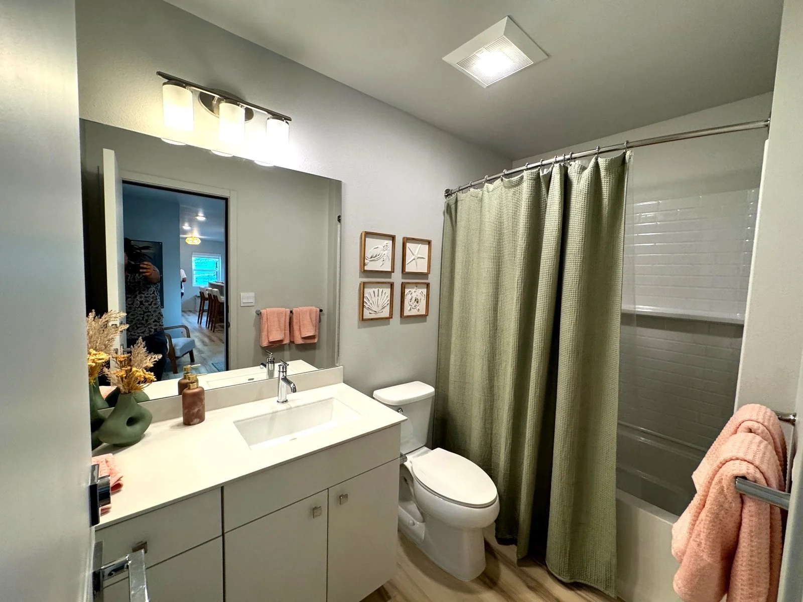 ahakea-hoopili-secondary-bathroom.jpg