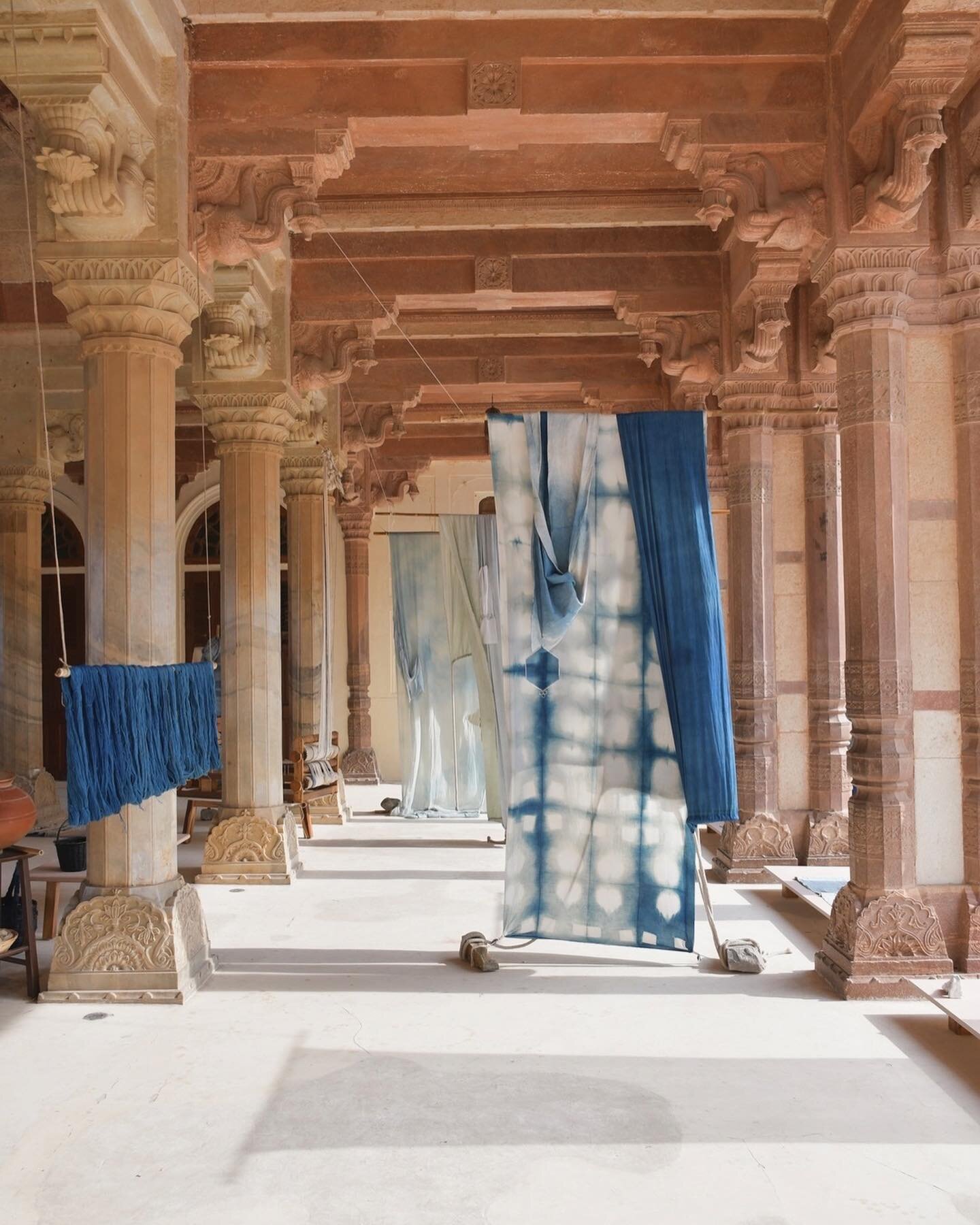 💙 @marthamarialebars&rsquo; textile installation &lsquo;sa re ga ma ii&rsquo; at Jaipur&rsquo;s Amber Fort last month. Swipe to see more of her work with natural indigo, created while in residence at @nilajaipur.

Martha-Maria combines textiles with