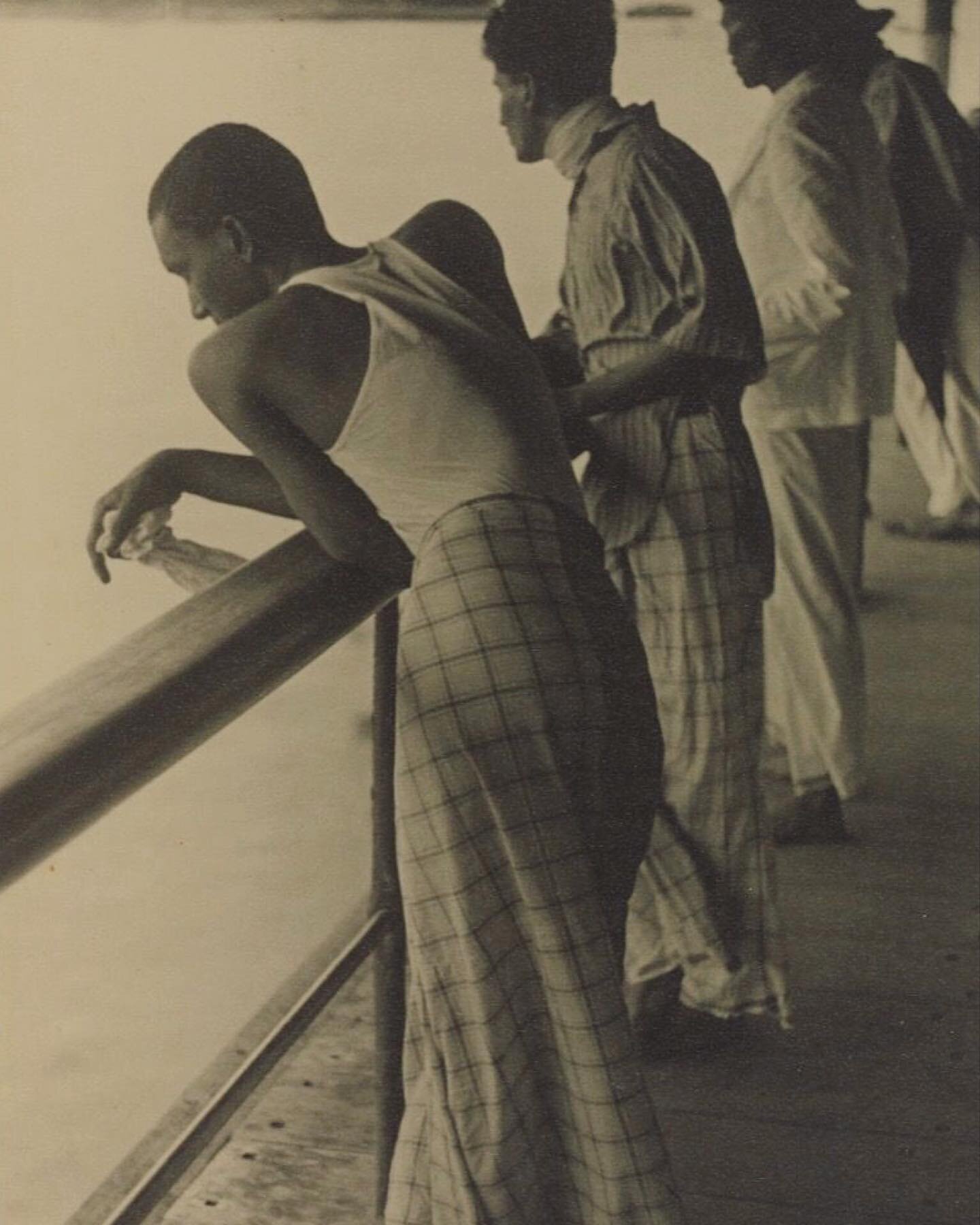 📷 Untitled (Four Men on a Deck), circa 1930-44, gelatin silver print by Sinhalese photographer Lionel Wendt via @jhavericontemporary

#monsoonmalabar #lionelwendt #jhavericontemporary #sinhalesephotographer #sinhalese #photographer #documentaryphoto