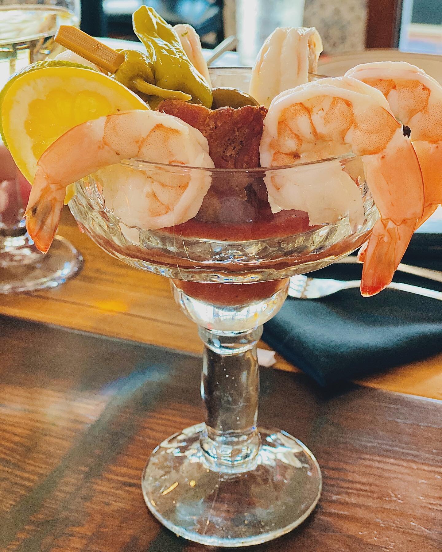 Switching it up this #CocktailTuesday by featuring our shrimp cocktail! 🍤😋

Add this appetizer to your meal and enjoy grilled prawns served with our house made Bloody Mary cocktail sauce, pickled vegetables and crisp bacon. 👏

Available tonight fr