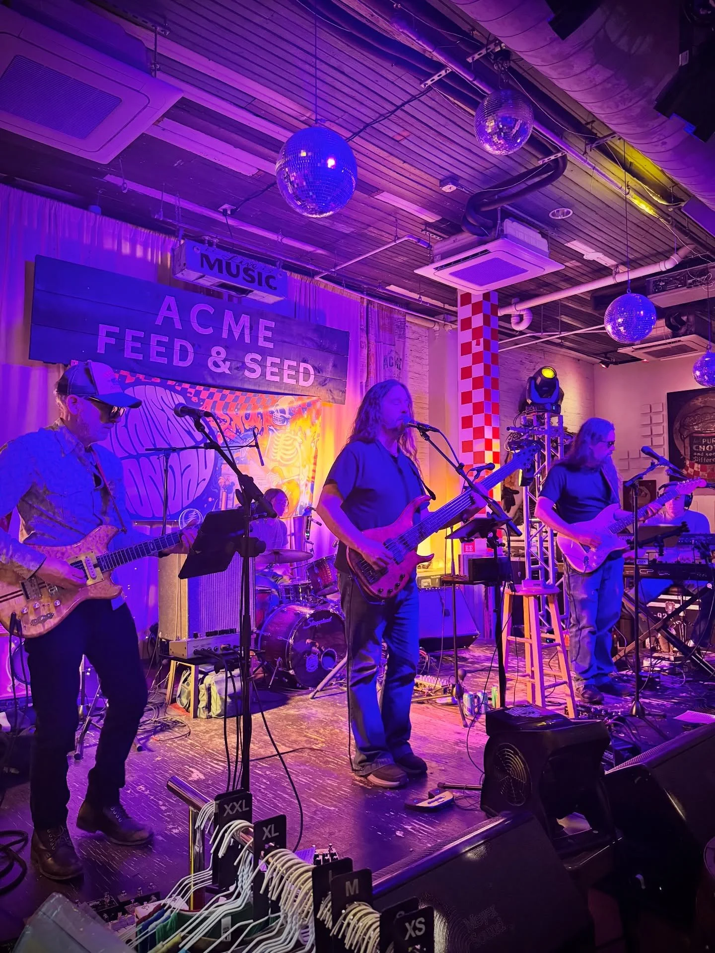 Join us tonight for a special Grateful Monday, as the @thestolenfaces celebrate the life of the legendary @bobweir 🥀 Music kicks off at 7pm! 

Enjoy $1 off @betterthanbooze @drinkgaragebeer @mondaynight &amp; @creaturecomfortsbeer all night long. 

