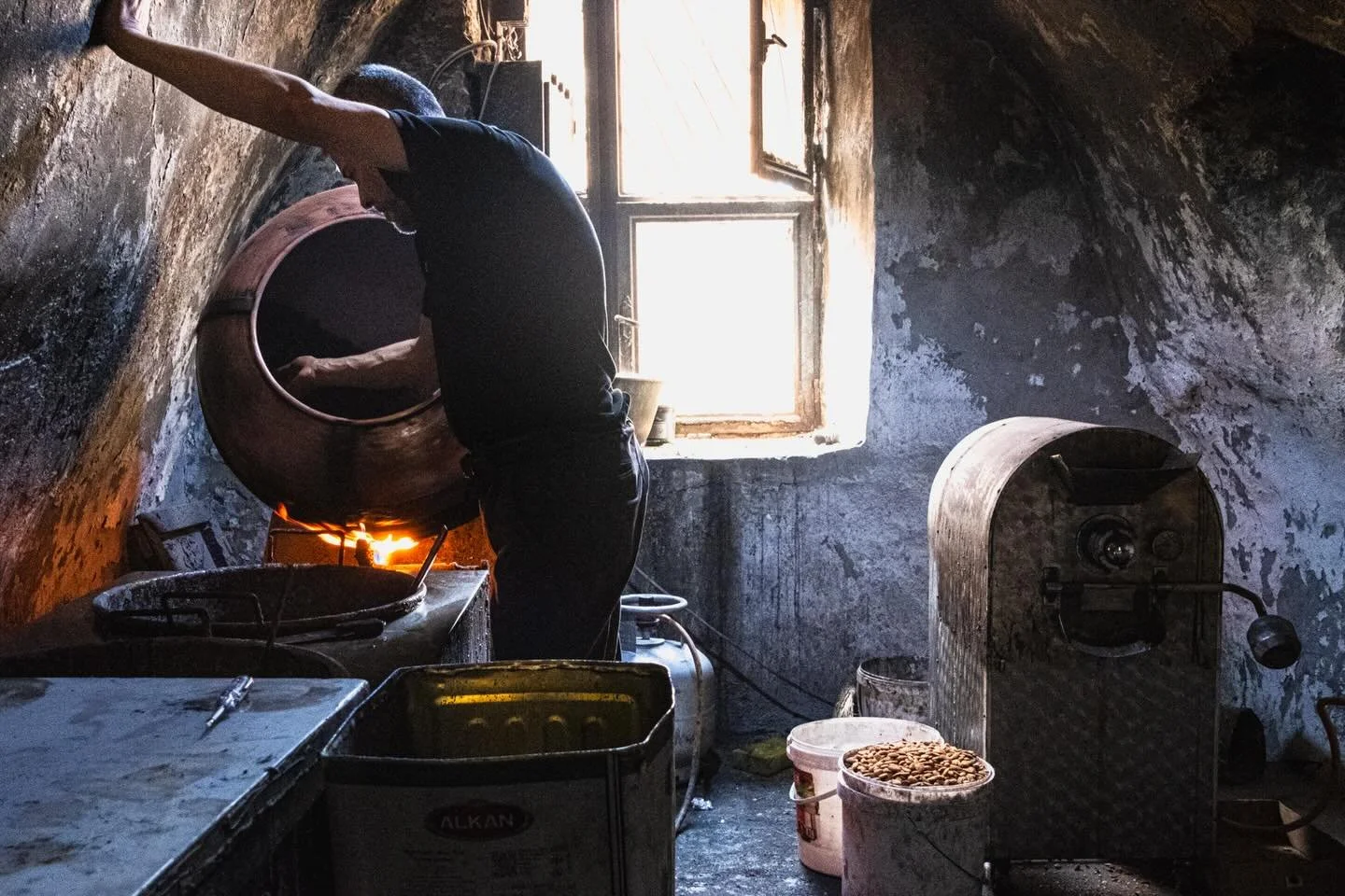 Holidays are over.  Back to work. 

Men at work 2
Making Mardin Blue Candy Almonds
Mardin, T&uuml;rkiye 

#idaretoshoot
#street_avengers
#trevisophotographicfestival
#vanspc