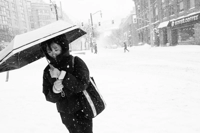 I haven&rsquo;t been out shooting in a while but heading out into a freezing cold snowstorm seemed like a good idea. 🥶❄️. Here are a couple of pics. 

#torontostreetphotography 
#snowstorm
#idaretoshoot 
#vanspc