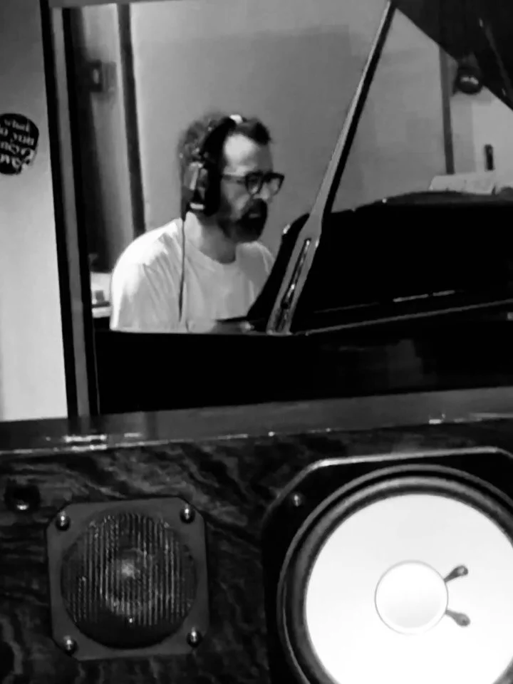 Last day in the studio putting some finishing touches on &ldquo;Perfect Illusion&rdquo; with @neilcowleymusic - fantastic! 😎✨✨✨
.
.
.
.
.
@eastcotestudios 
Video: @milamphotoarts