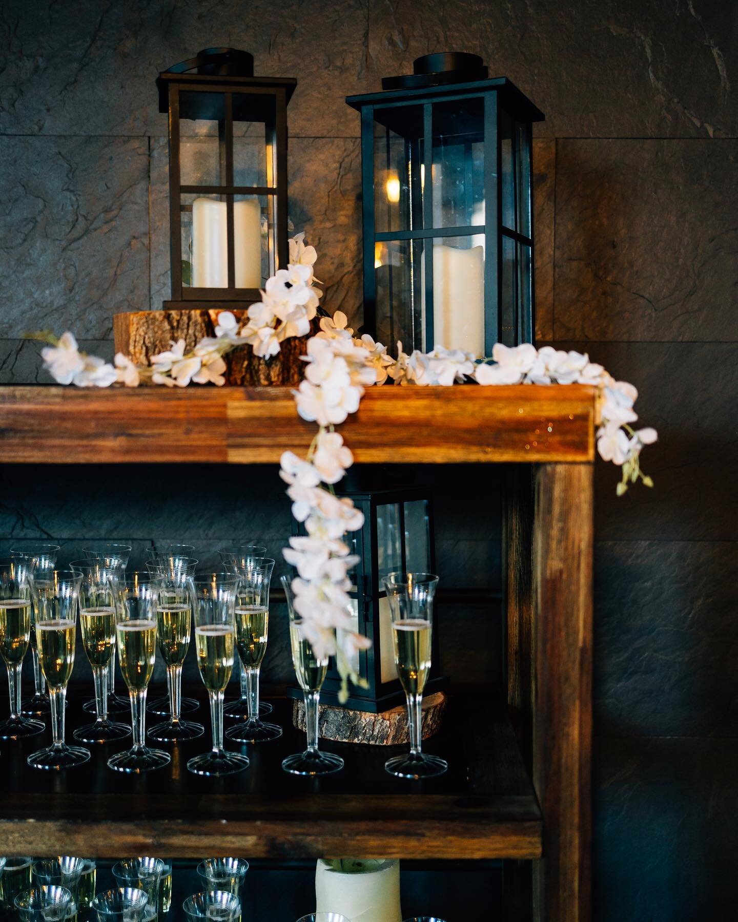 Welcome your guests with bubbly before the vows. #champagnewall #champagnetoast #champagne #vintagewedding @jameslathropphotography