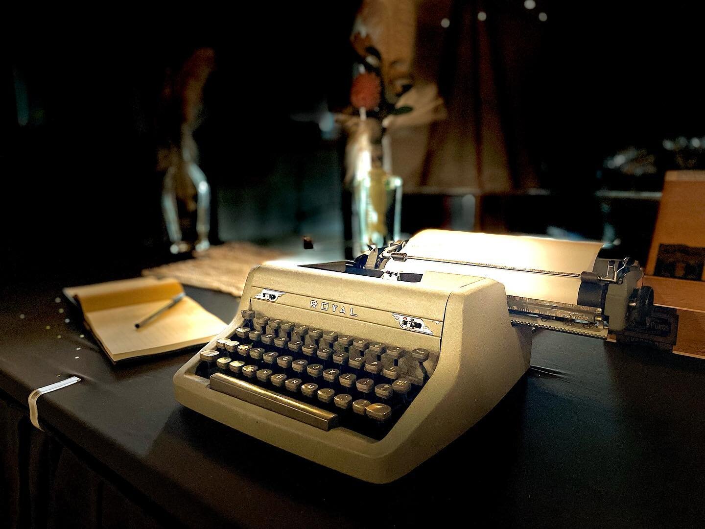 Once upon a time&hellip;a long, long time ago&hellip;there were these word machines called typewriters. Though it&rsquo;s rare to see one in this lifetime, this vintage wedding brought back history and used A TYPEWRITER AS A GUESTBOOK. I&rsquo;m obse