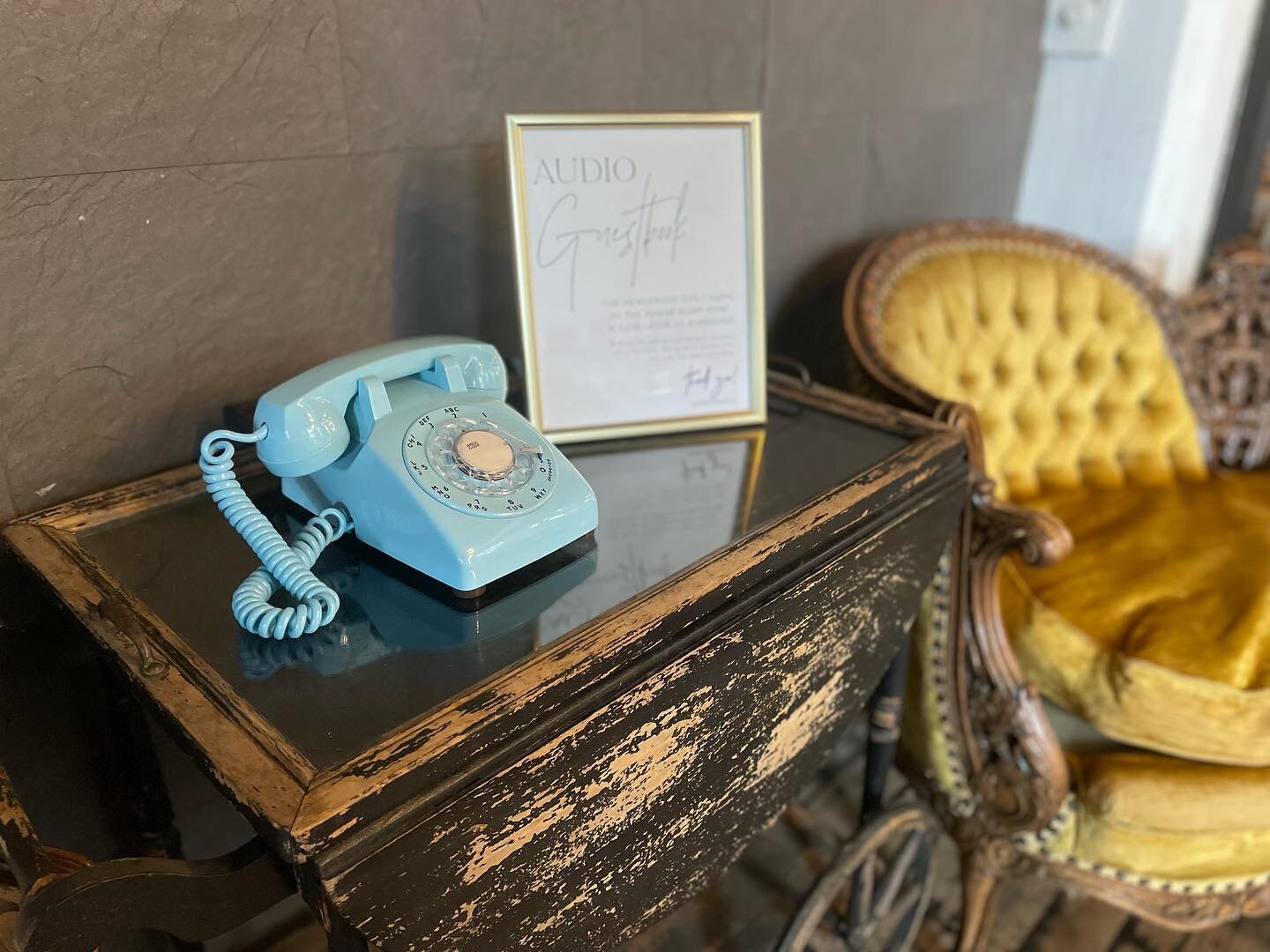 First a typewriter, than a rotary phone! These vintage #guestbook ideas are even better next to our vintage furniture. #vintageguestbook #leaveamessage #weddingguestbook