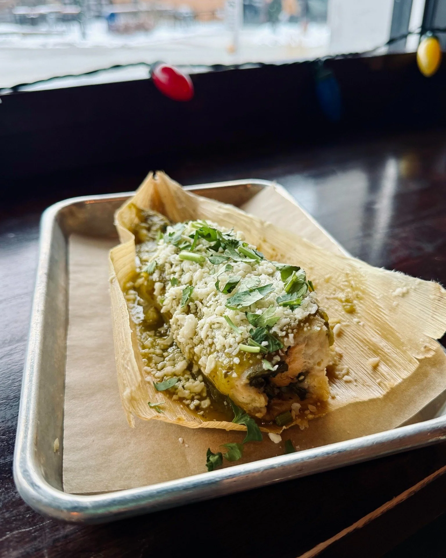 🅟🅞🅟-🅤🅟 🅢🅟🅔🅒🅘🅐🅛
𝐂𝐡𝐢𝐥𝐢 𝐑𝐞𝐥𝐥𝐞𝐧𝐨 𝐓𝐚𝐦𝐚𝐥𝐞 - 𝘊𝘰𝘳𝘯 𝘩𝘶𝘴𝘬 𝘴𝘵𝘶𝘧𝘧𝘦𝘥 𝘸𝘪𝘵𝘩 𝘧𝘳𝘦𝘴𝘩 𝘨𝘳𝘰𝘶𝘯𝘥 𝘮𝘢𝘴𝘢, 𝘱𝘰𝘣𝘭𝘢𝘯𝘰, 𝘢𝘯𝘥 𝘰𝘢𝘹𝘢𝘤𝘢 𝘤𝘩𝘦𝘦𝘴𝘦. 𝘛𝘰𝘱𝘱𝘦𝘥 𝘸𝘪𝘵𝘩 𝘴𝘢𝘭𝘴𝘢 𝘷𝘦𝘳𝘥𝘦, 𝘤𝘰𝘵𝘪𝘫?