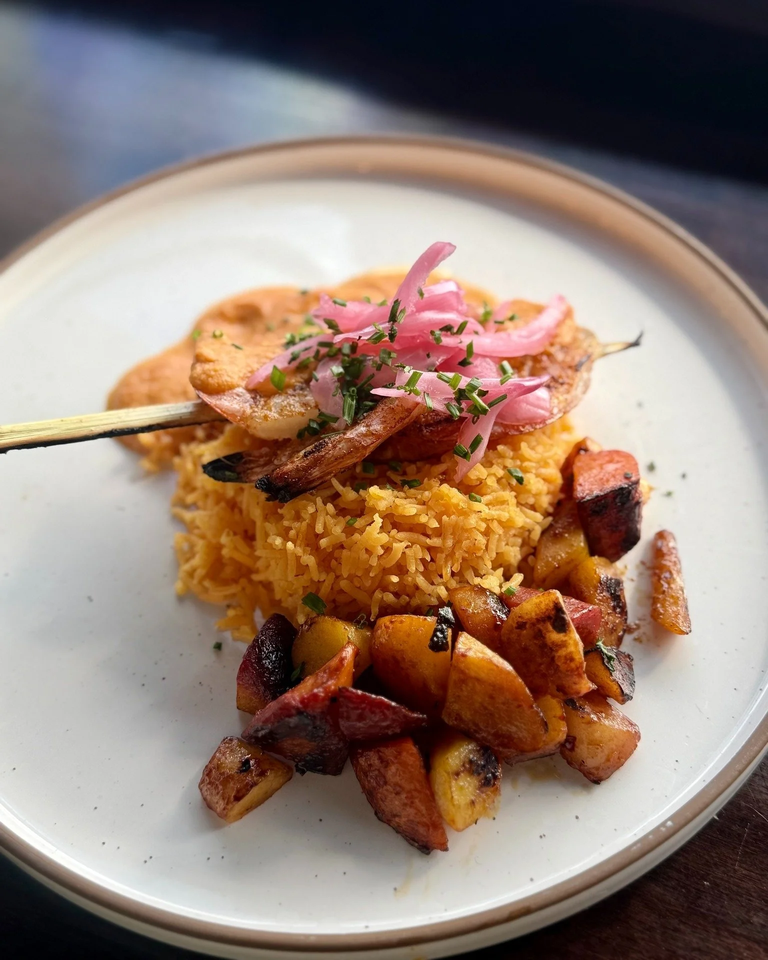 🔥𝔫𝔢𝔴 𝔰𝔭𝔢𝔠𝔦𝔞𝔩𝔰🔥
Serrano Ham Tostones - black garlic goat cheese crema, serrano ham, prickly pear aspic, micro cilantro
Calamari Taco - lettuce, honey arbol salsa, pickled red onion, cilantro
Shrimp Skewers - Cajun shrimp skewers, rice, ca