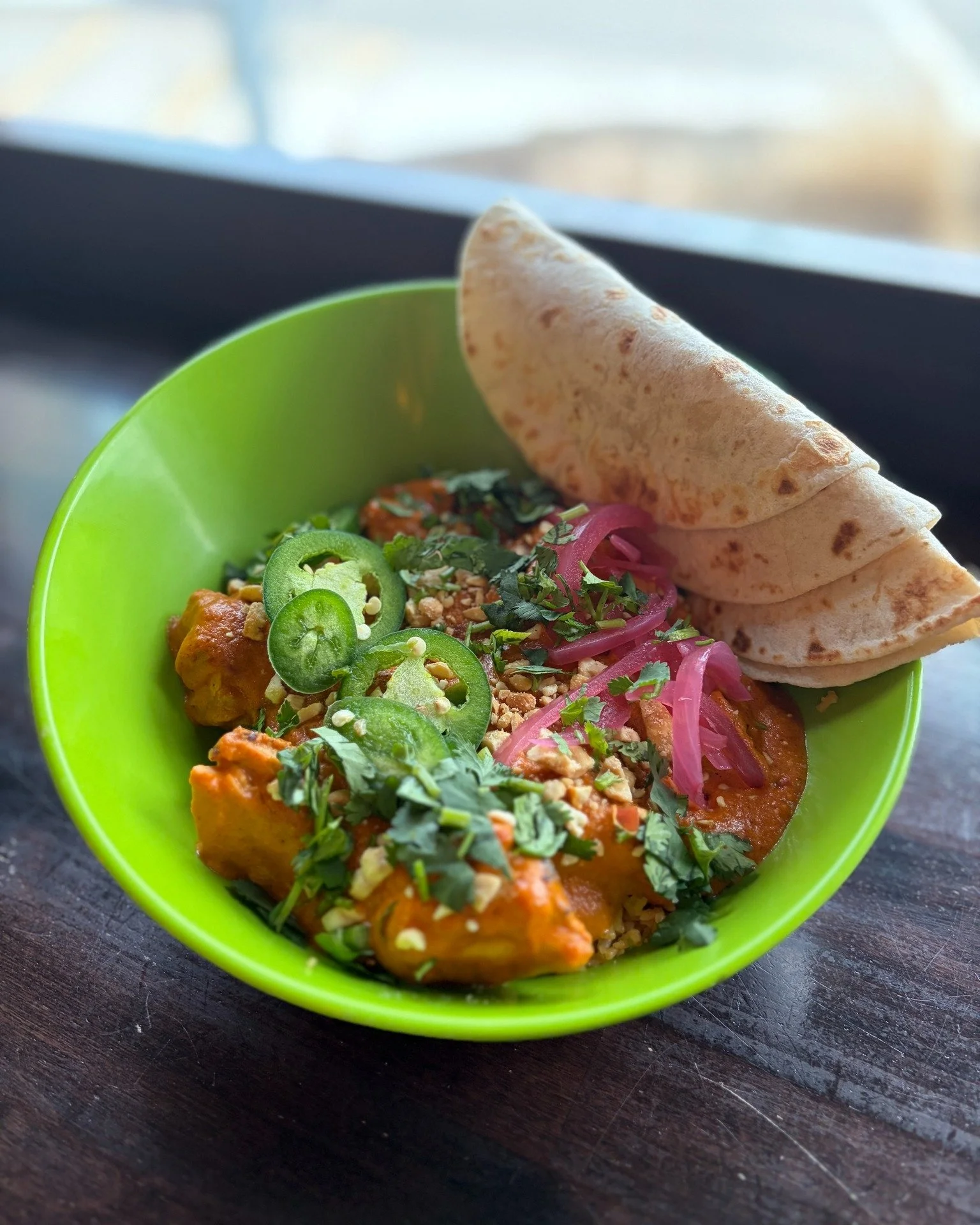 🔥𝔫𝔢𝔴 𝔰𝔭𝔢𝔠𝔦𝔞𝔩𝔰🔥
BUTTER CHICKEN BOWL - rice, butter chicken, pickled red onion, fresh jalapeno, crushed cashews, cilantro. served with flour tortillas
BARBACOA TACO - braised beef, white onion, cilantro.
TOTO EMPANADAS - North African insp